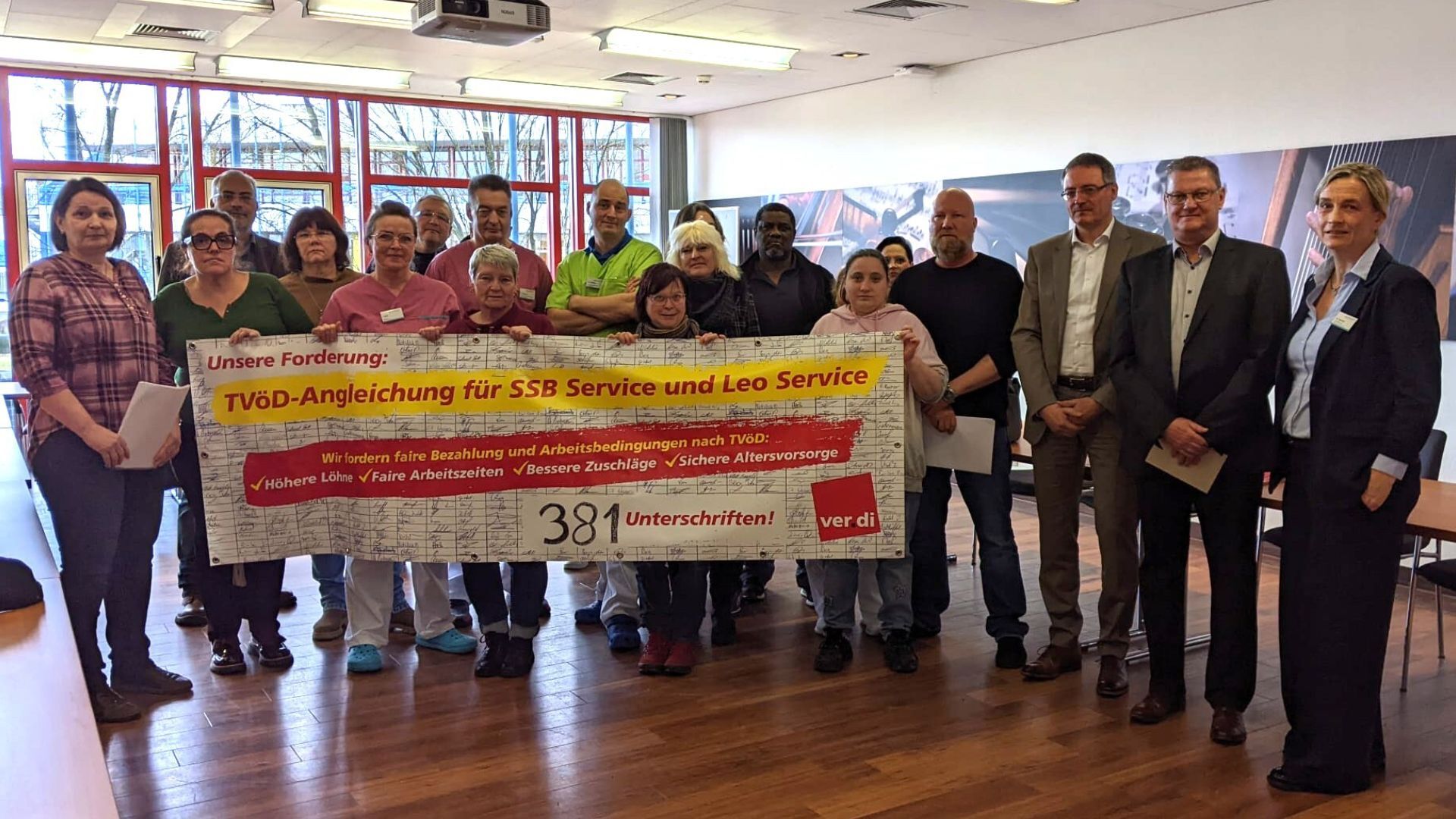 Unterschriftenübergabe in der Sozialstiftung Bamberg – Beschäftigte fordern die Angleichung an den TVöD