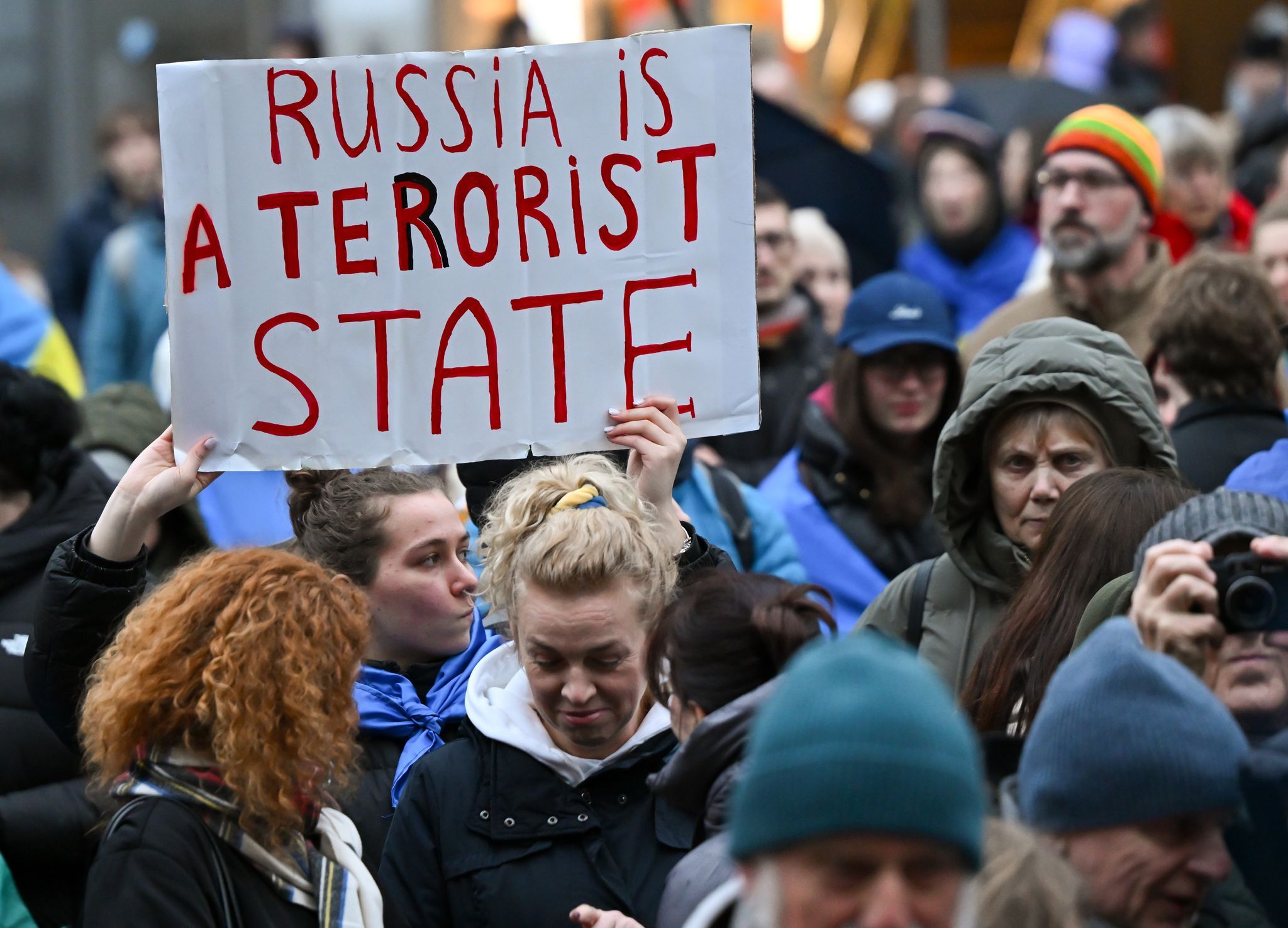 Demonstranten zeigen Solidarität mit der Ukraine