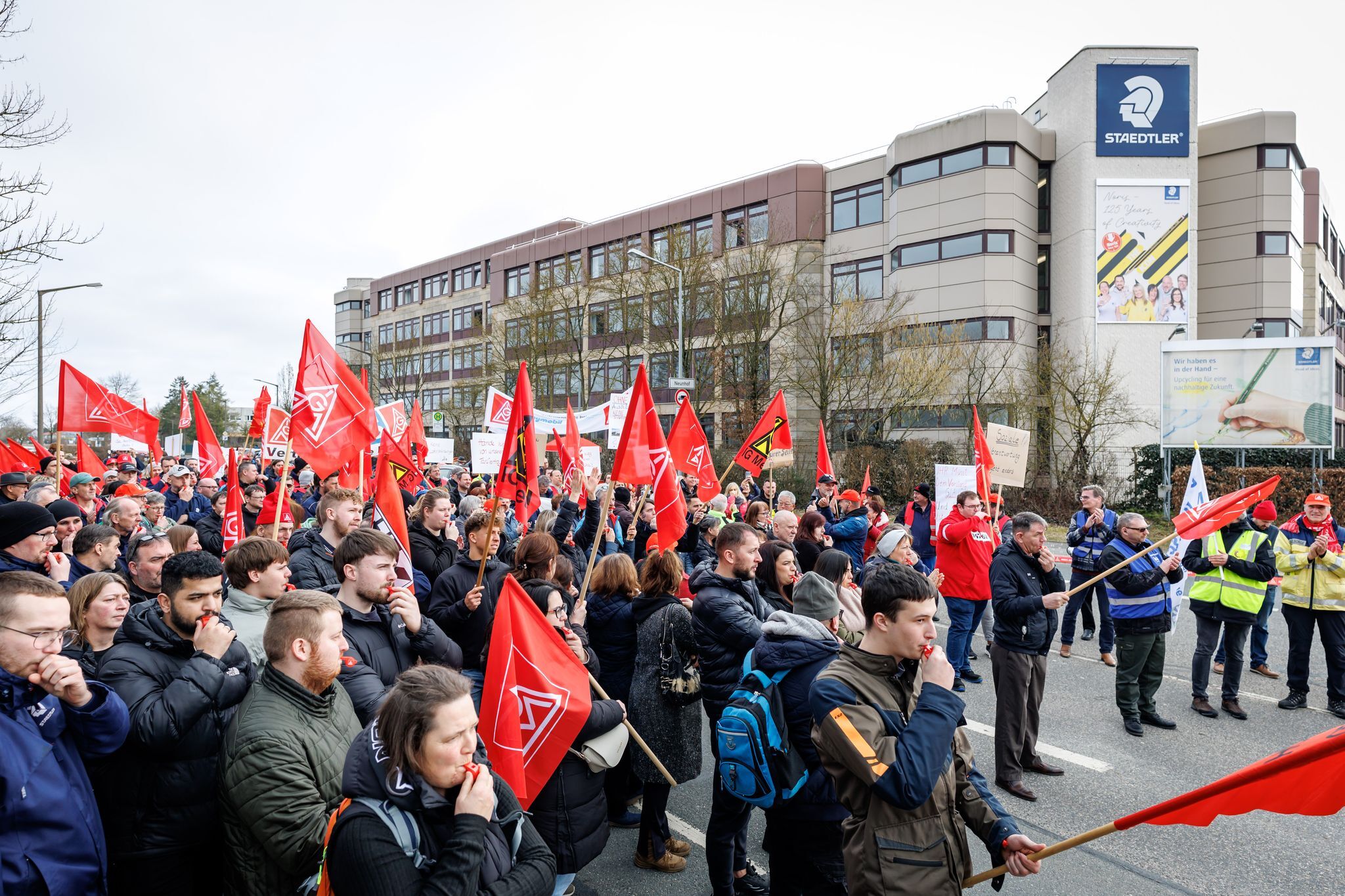 Demonstration gegen Werksschließungen bei Staedtler