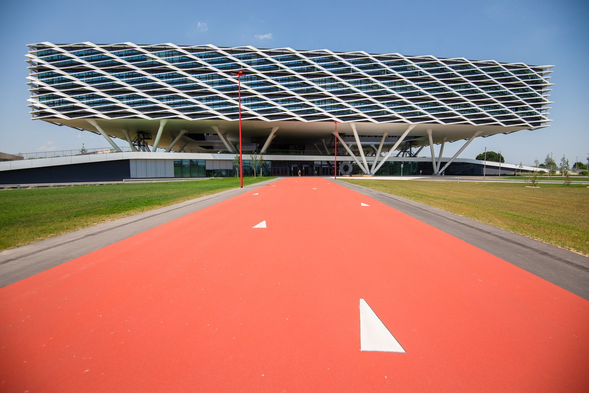 Adidas setzt sich im Streit um Drei-Städte-Tram durch