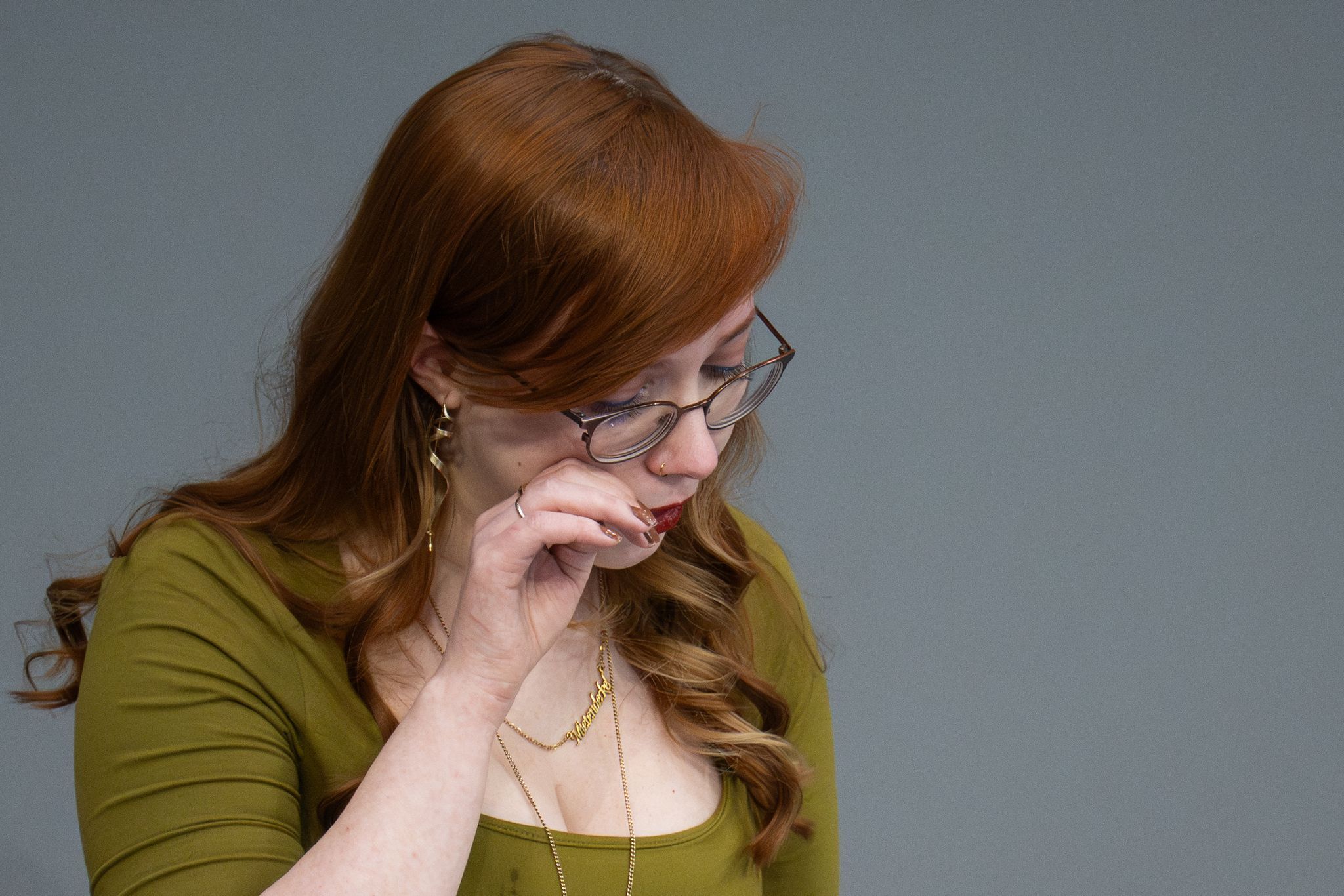 Abgeordnete berichtet unter Tränen von eigenem Erlebnis