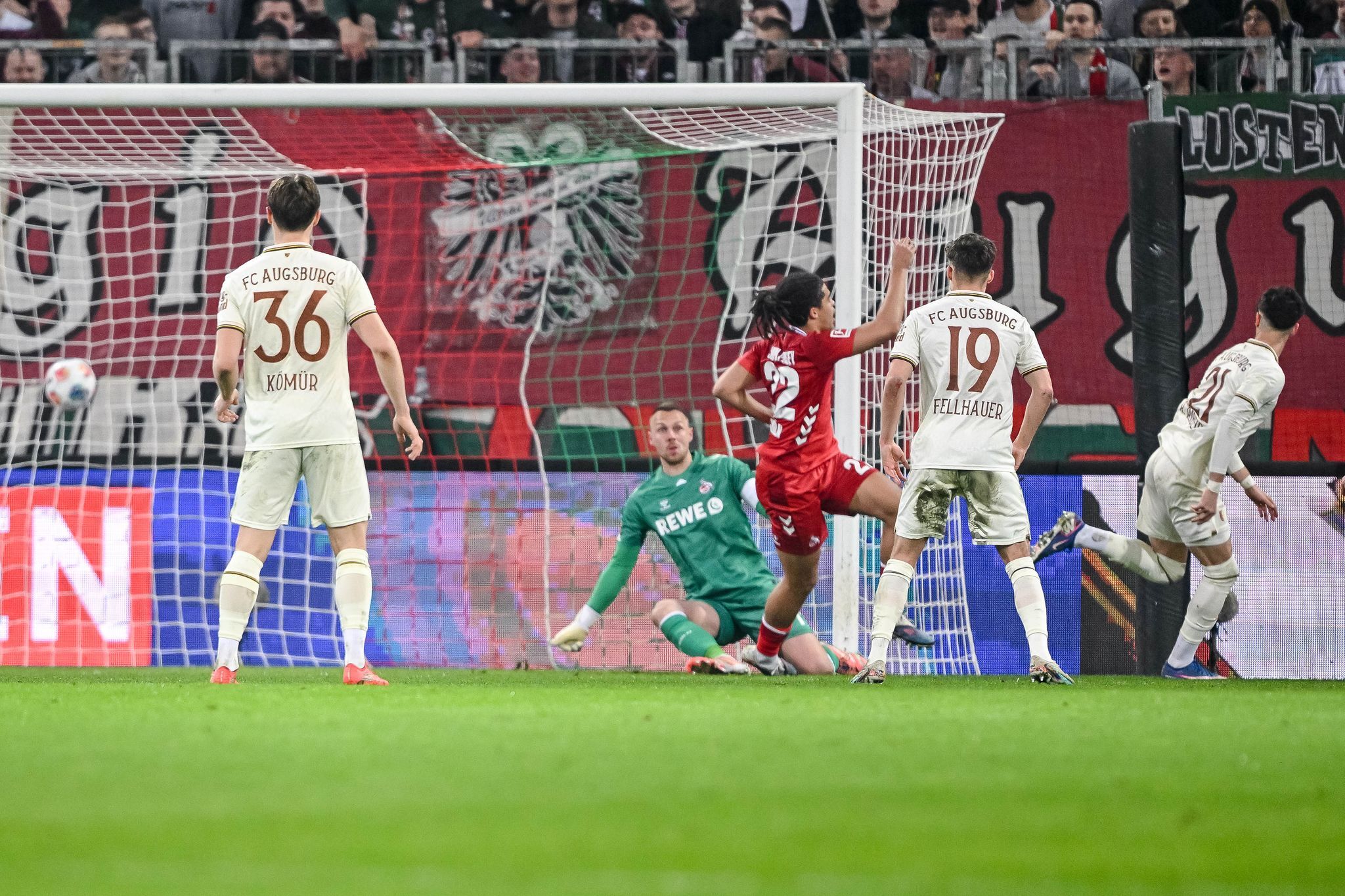 Jubiläumssieg dank Hacken-Tor: Augsburg verschärft FC-Sorgen