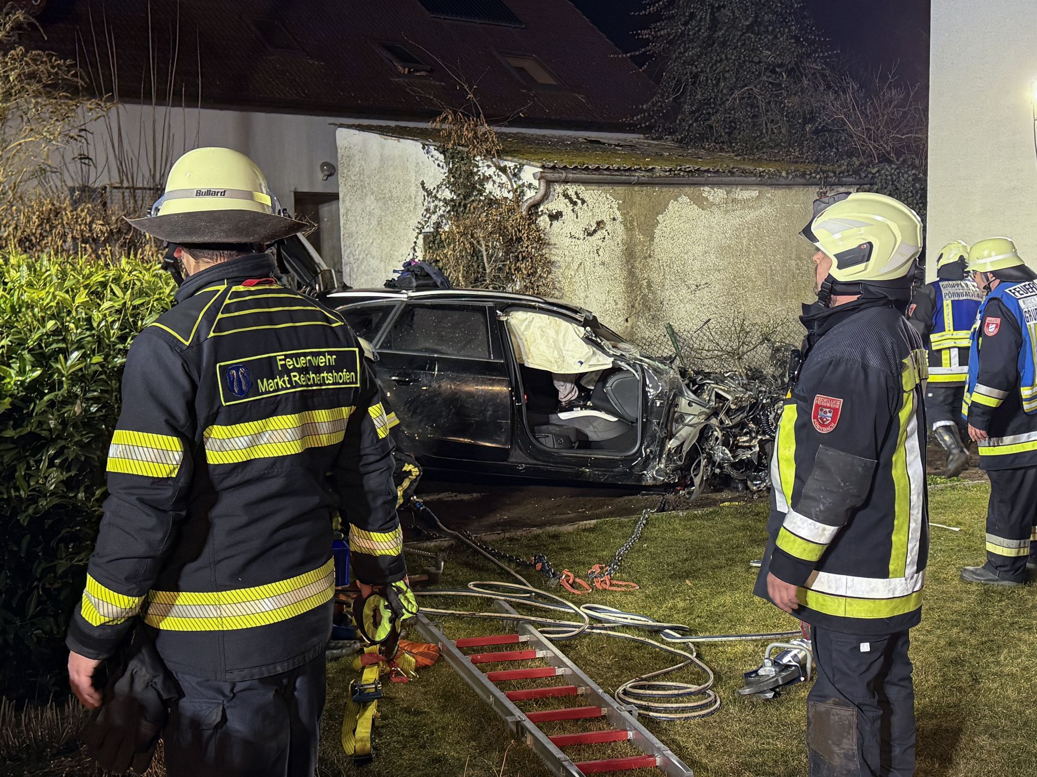 Auto überschlägt sich bei Hohenwart – Fahrer in Lebensgefahr