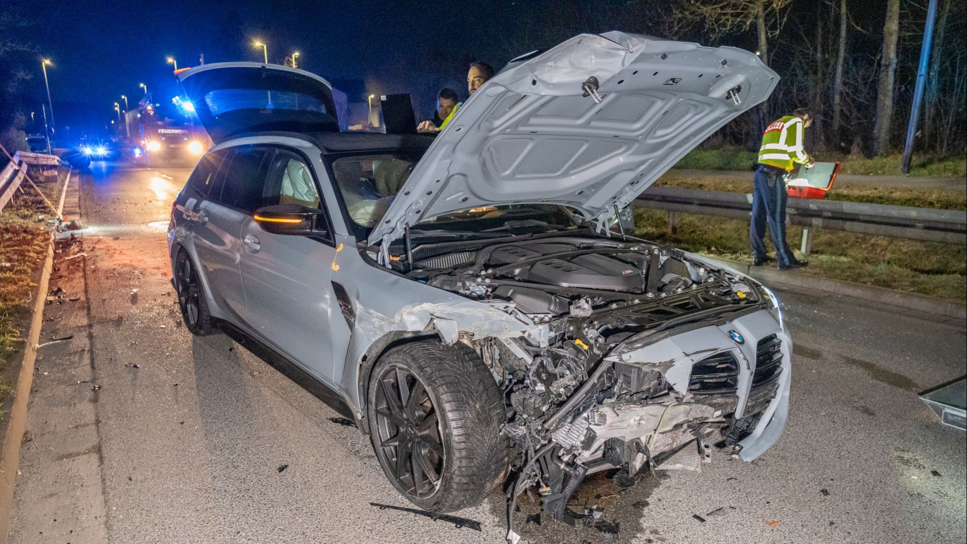 BMW kracht in Gundelsheim in Leitplanke