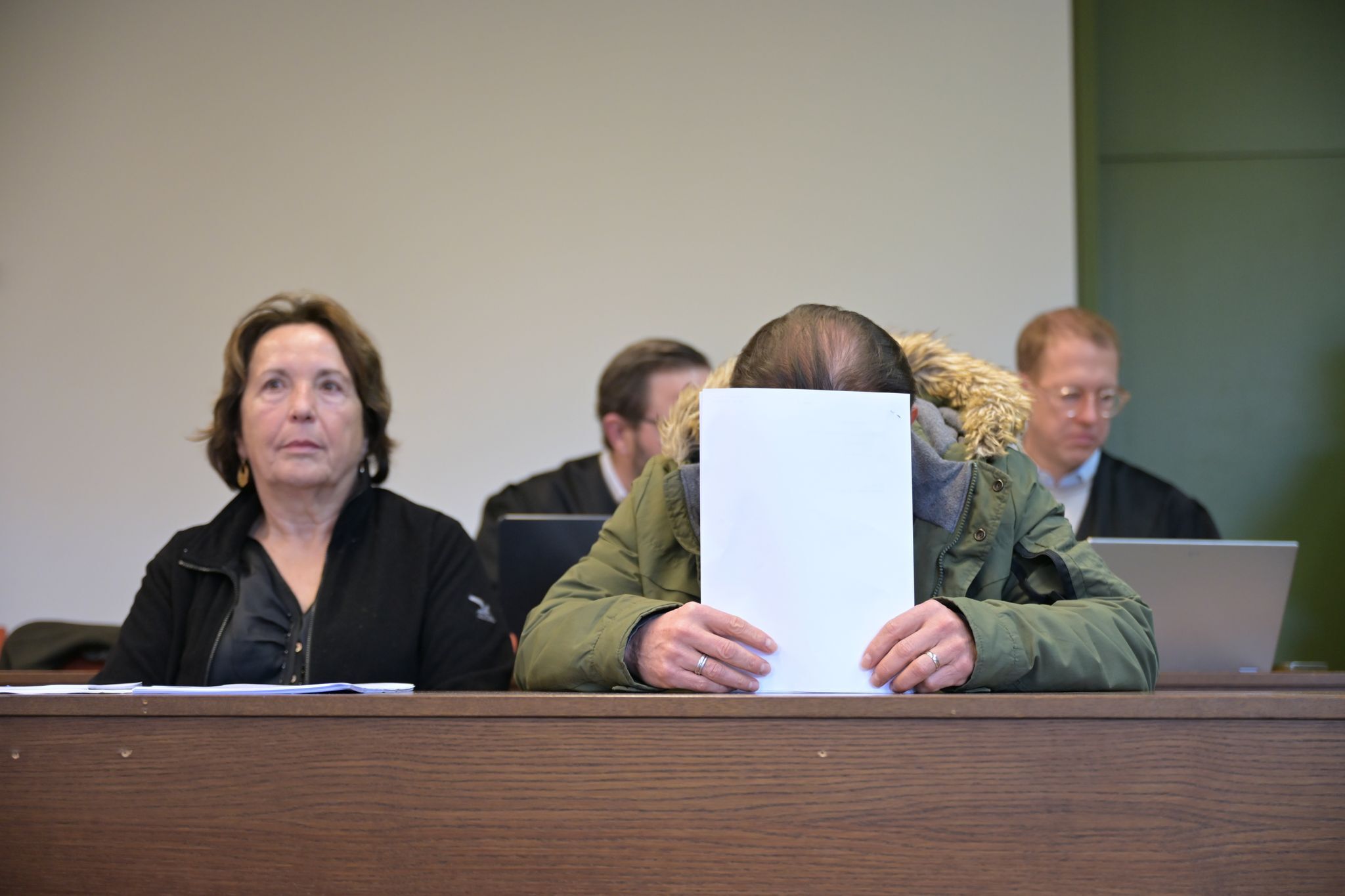 Prozess um Diebstahl von Luxusgütern aus Paketfahrzeugen