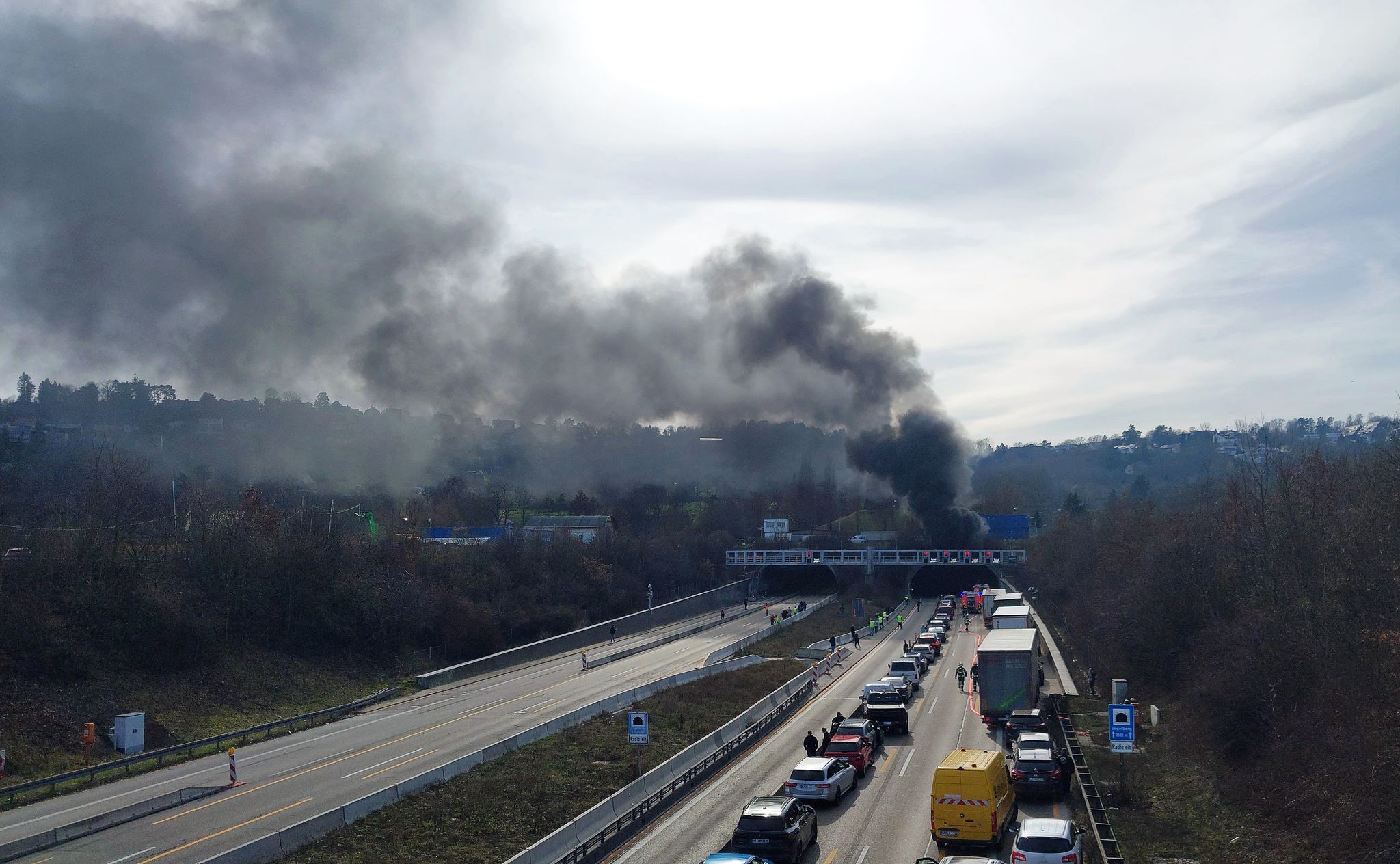 Feuer und Rauch in Autobahn-Tunnel entlang der A81