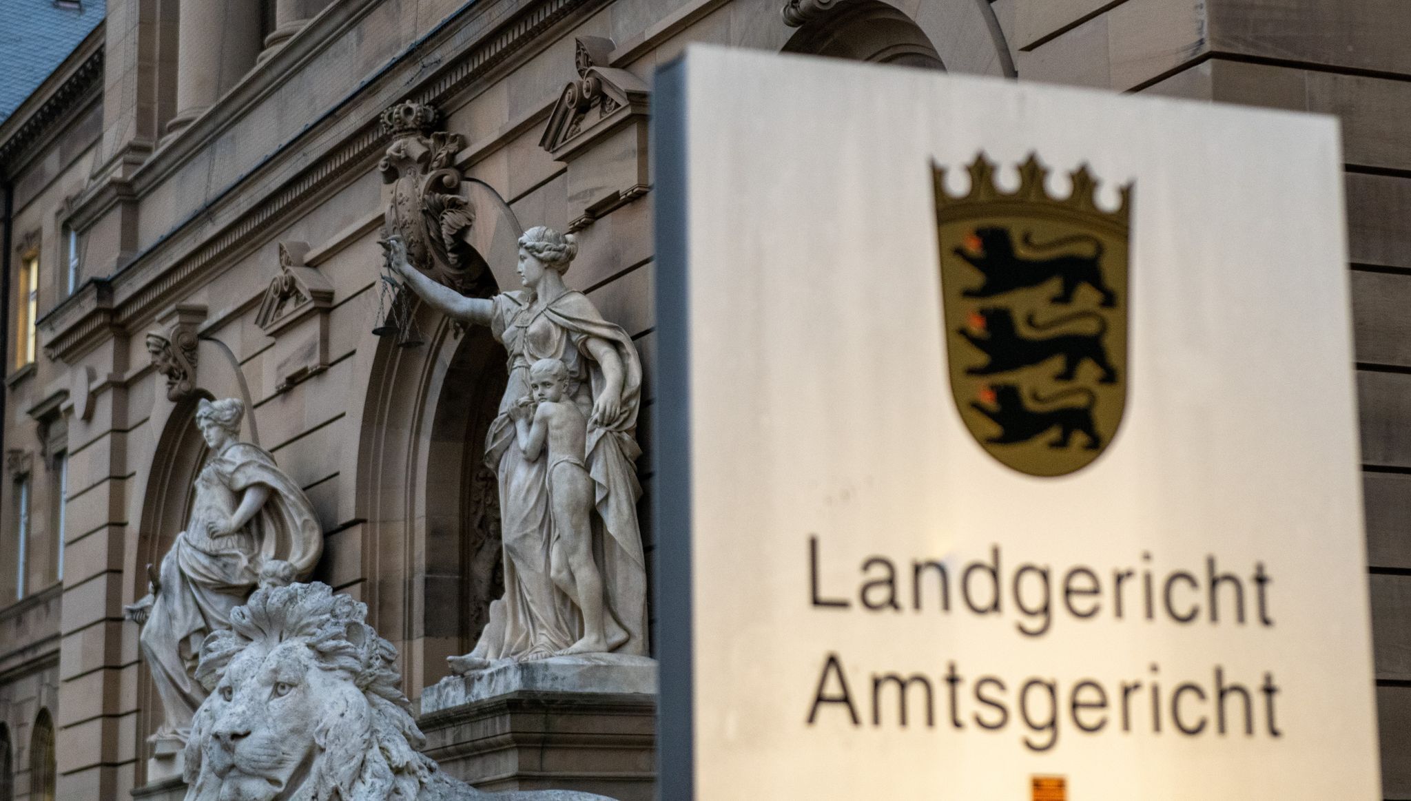 Großbrand in Theaterlager: 42-Jähriger vor Gericht