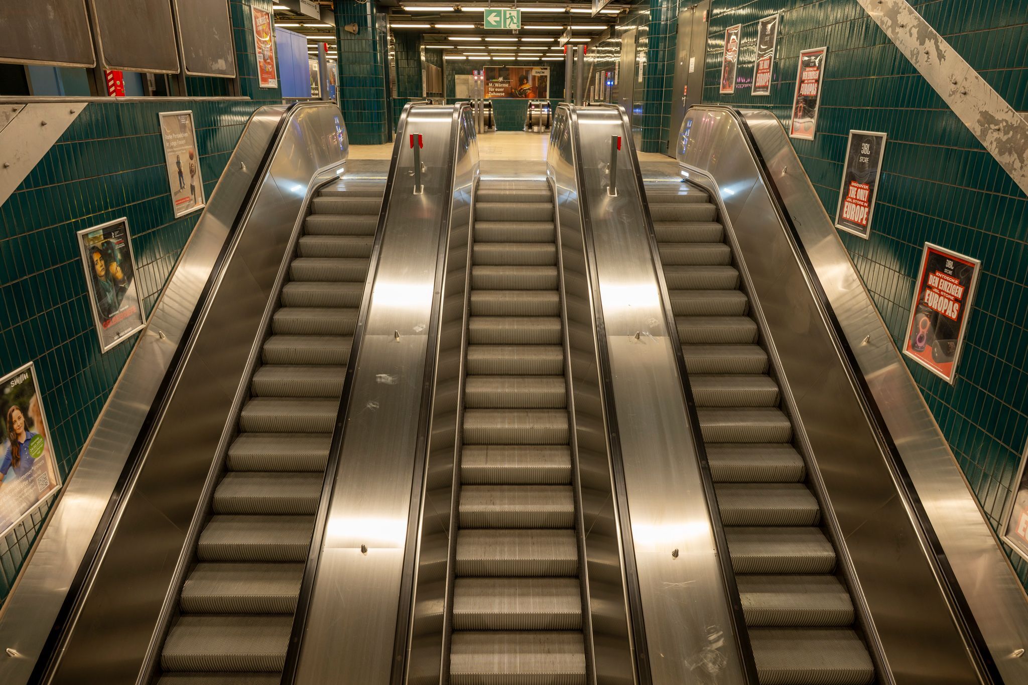 Seniorin stirbt nach Sturz auf Rolltreppe
