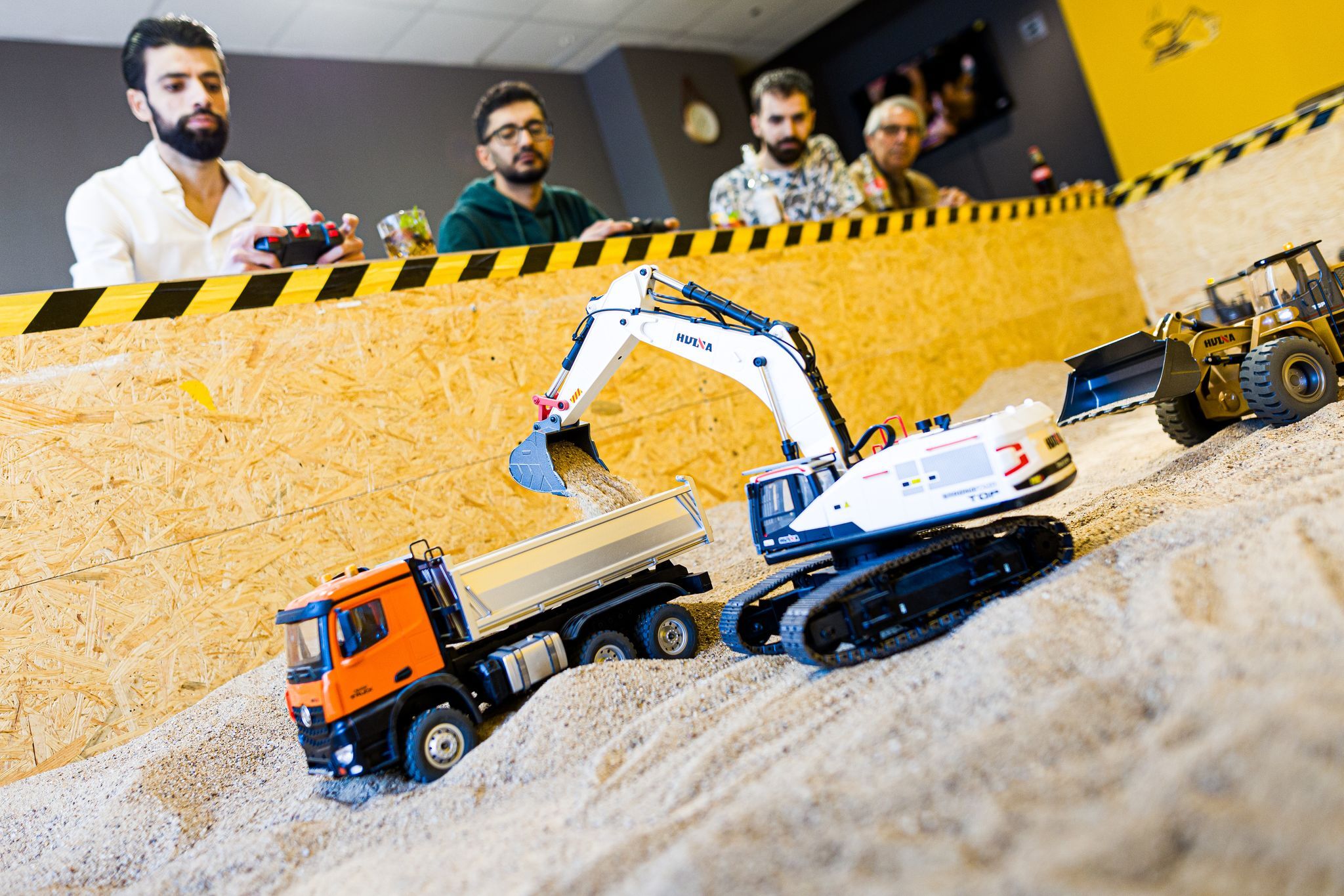 Baggern im Café mal anders ‒ Baustellen-Spaß für Erwachsene