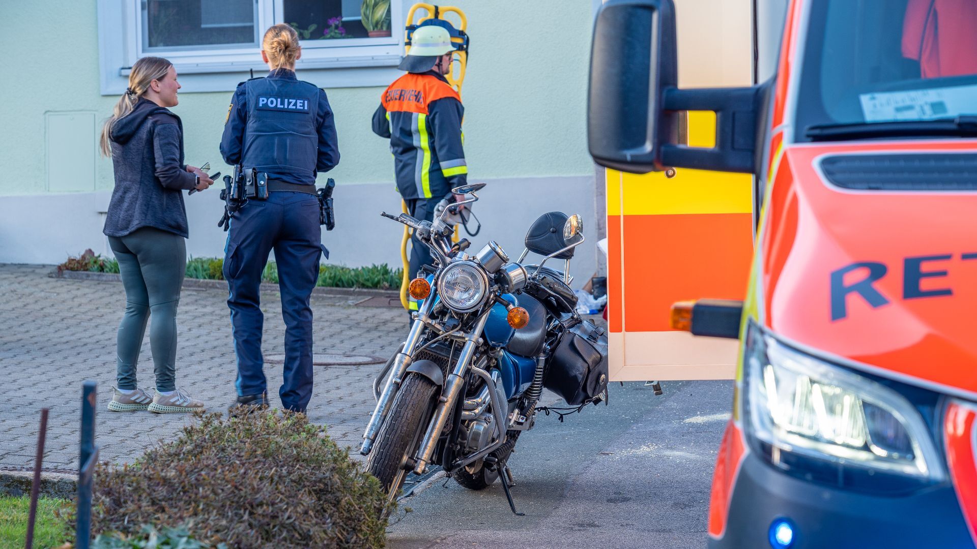Motorradfahrerin prallt gegen Gartenzaun und schleudert in Vorgarten