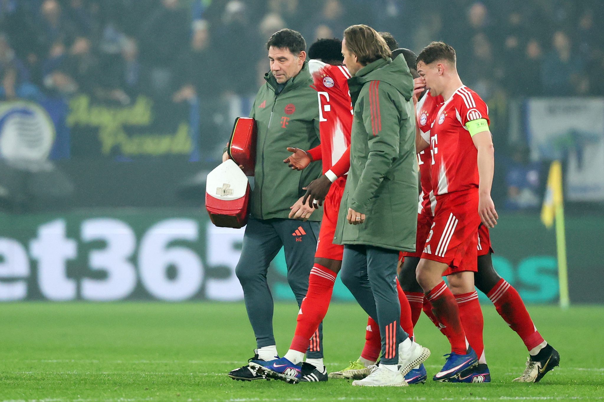 Tränen bei Davies – Wer vertritt Neuer und Urbig?