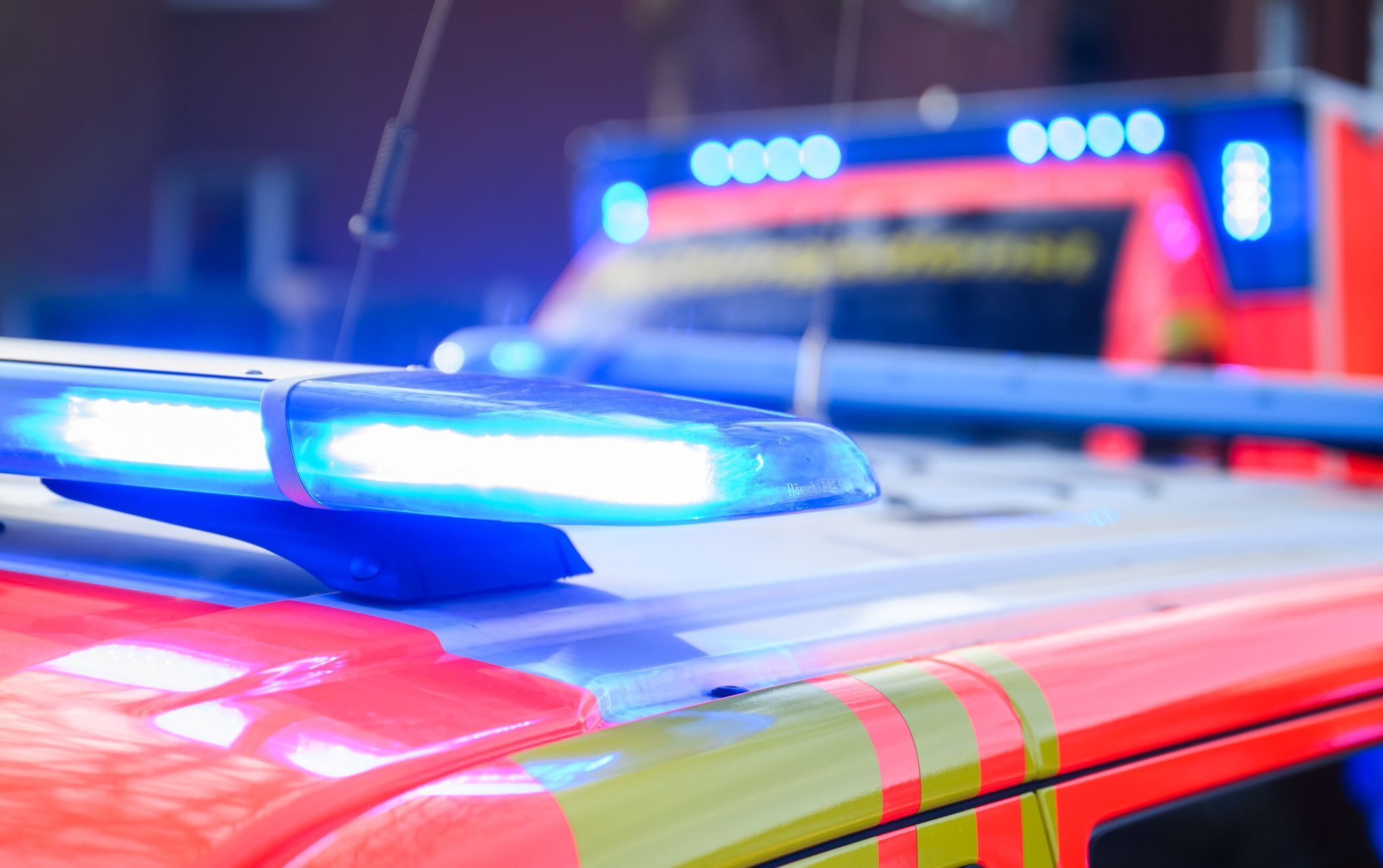 Auto erfasst Fußgänger frontal – schwere Verletzungen