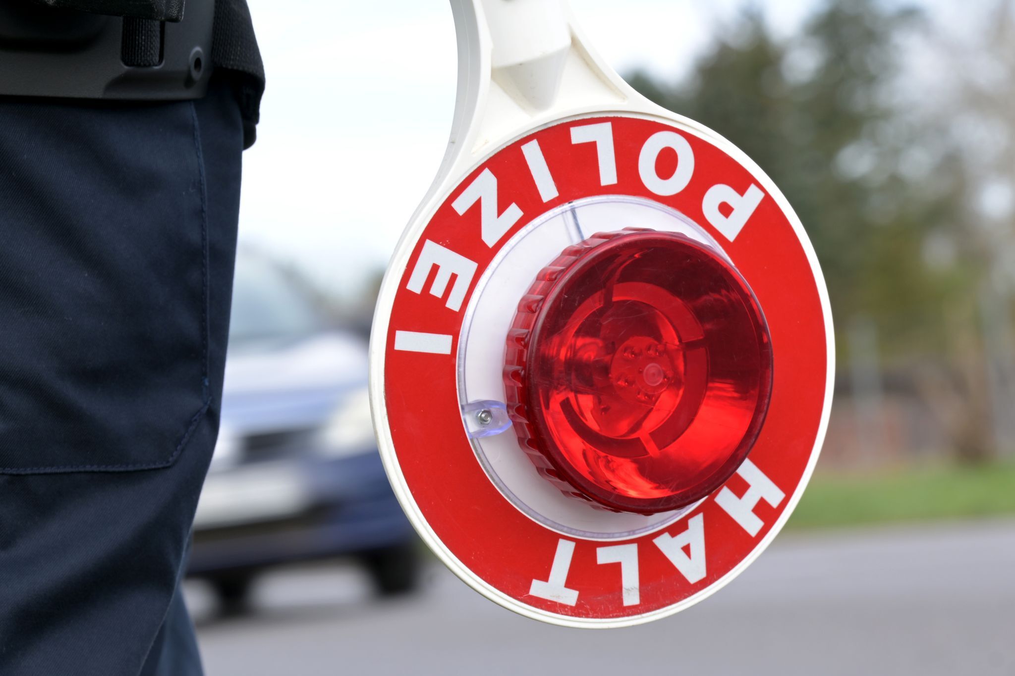 Mann stiehlt Akku aus Tempomessgerät und stößt es um