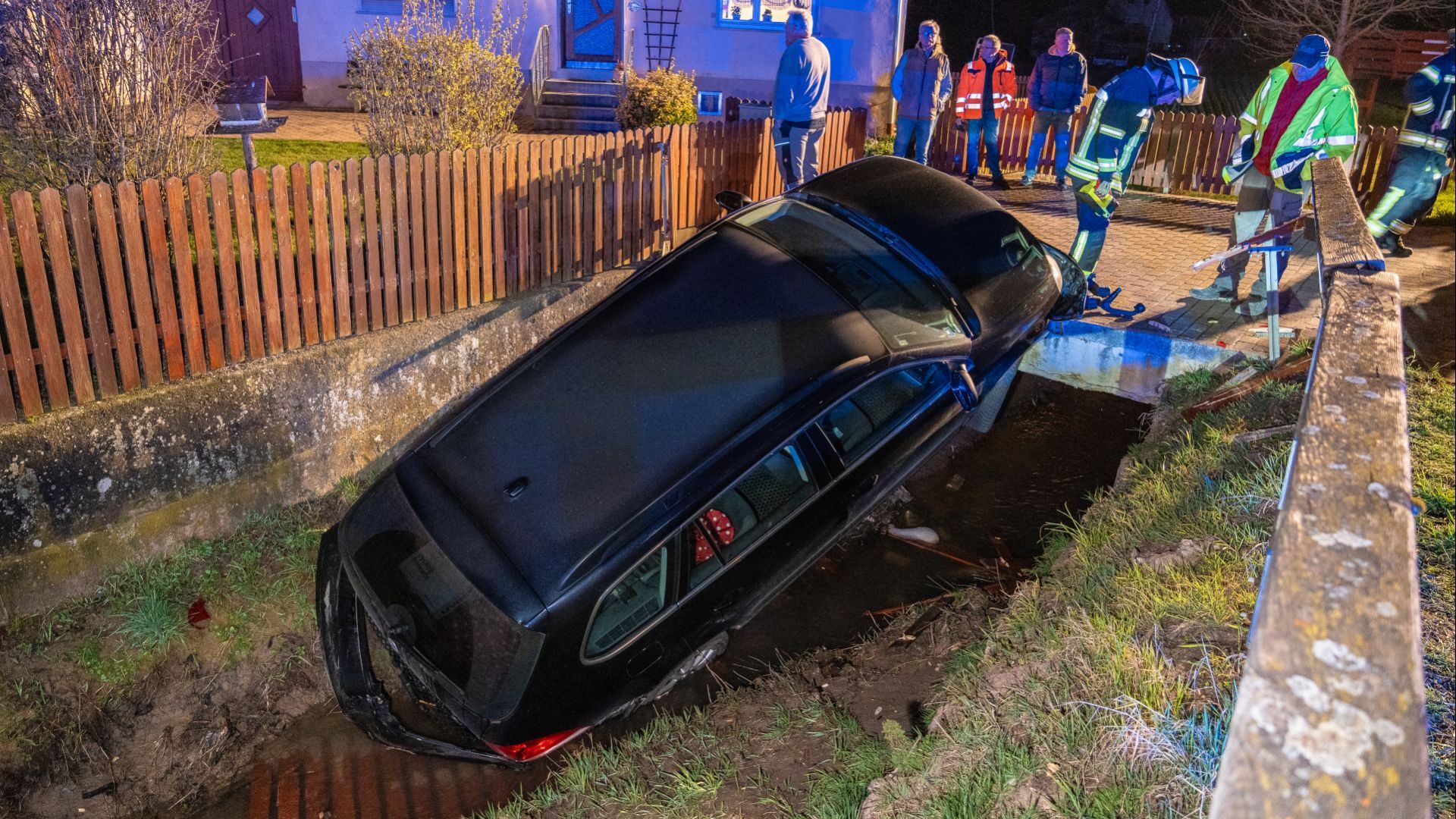 Auto schiebt geparkten Wagen in Bach