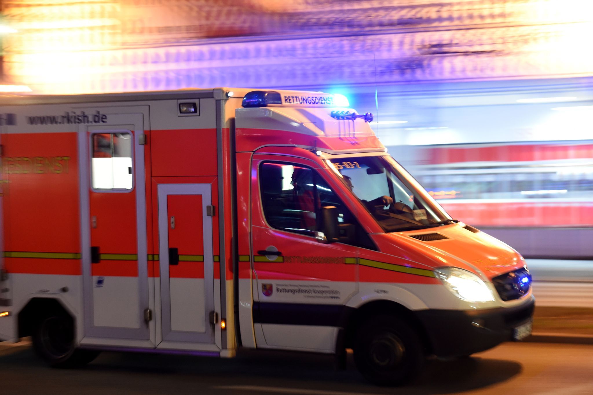 Auto erfasst Mutter und Kind auf Fußgängerüberweg