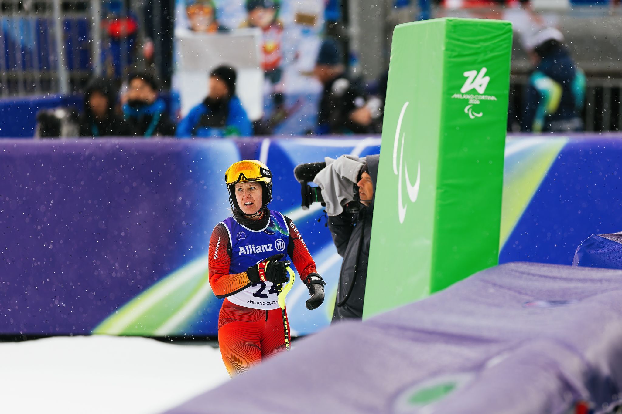 Andrea Rothfuss und Christian Schmiedt tragen deutsche Fahne