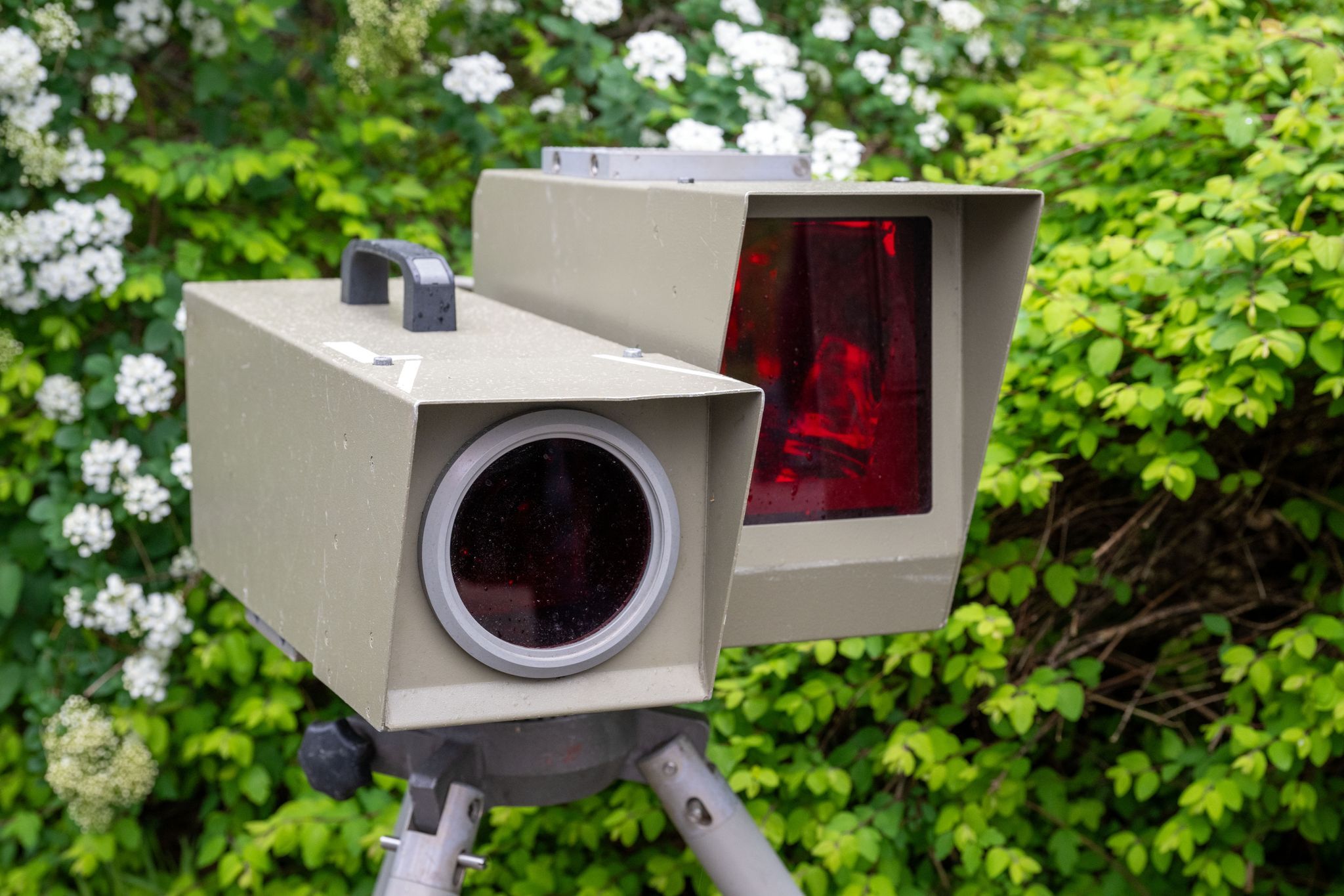 Blitzer mit Bettlaken verhüllt