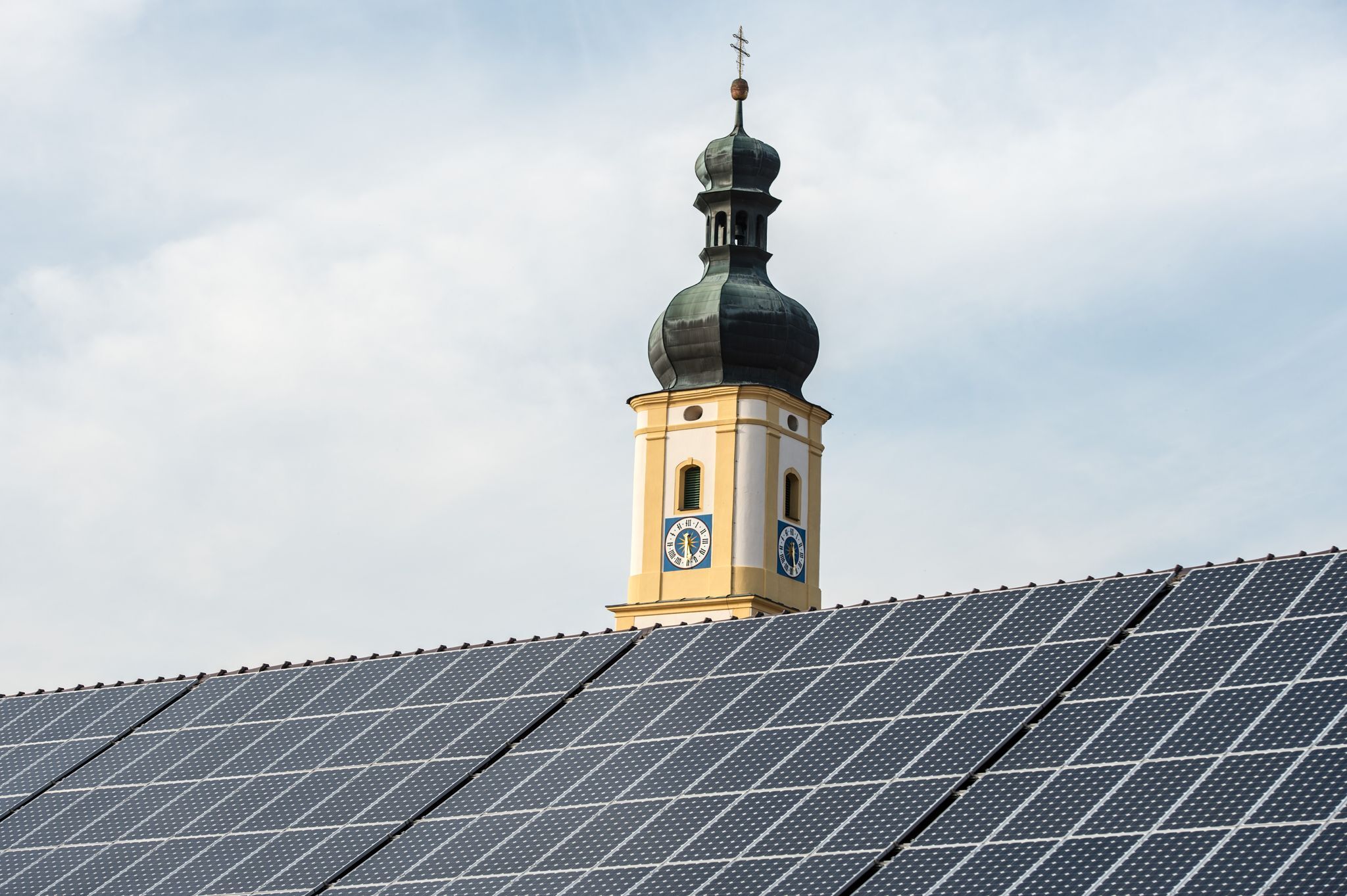 Bis Jahresende 1.350 Solaranlagen auf staatlichen Dächern