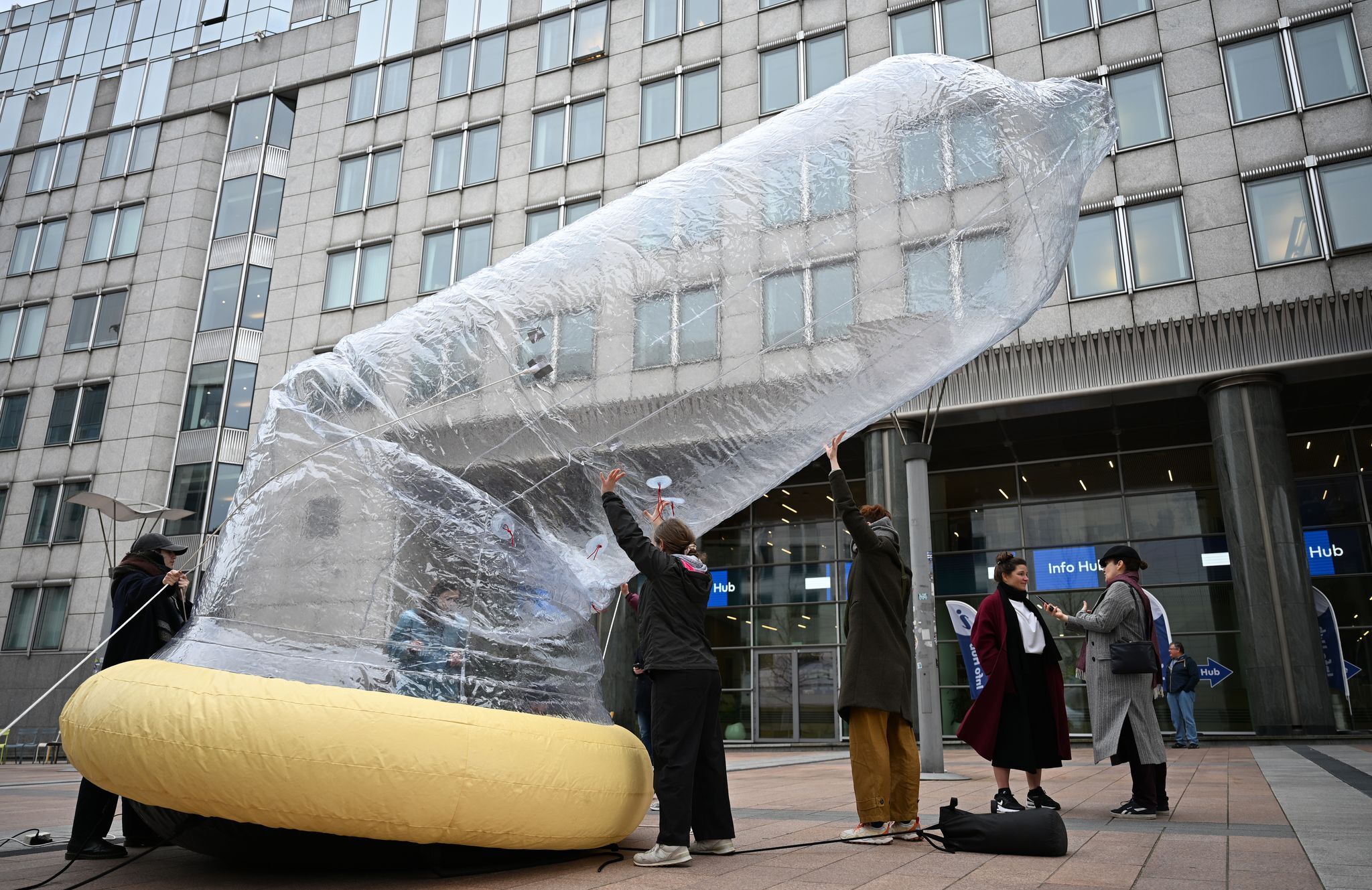 Riesen-Kondom vor EU-Parlament: Mehr zu Verhütung forschen