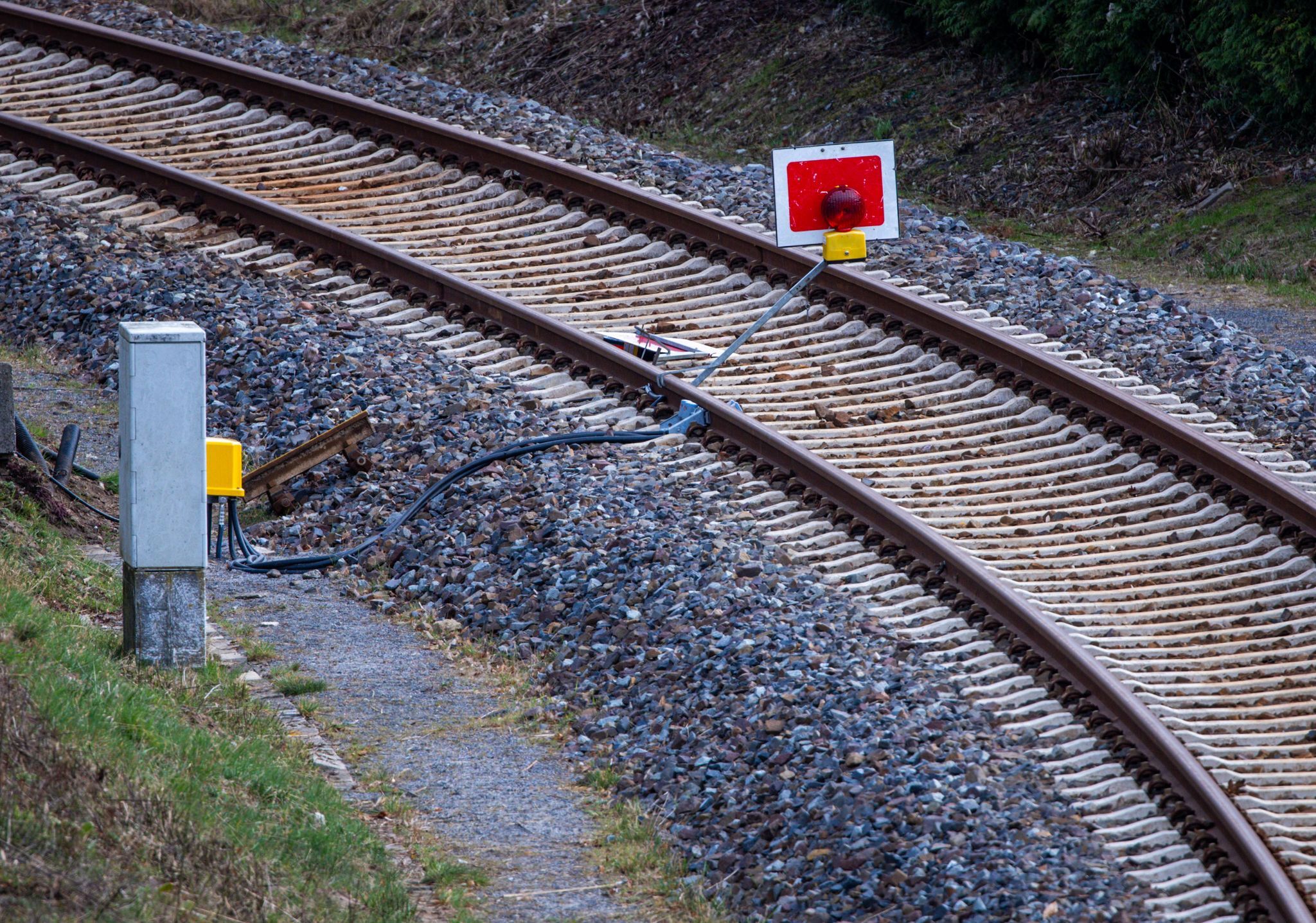 Kabel an Bahnstrecke in Oberbayern angezündet