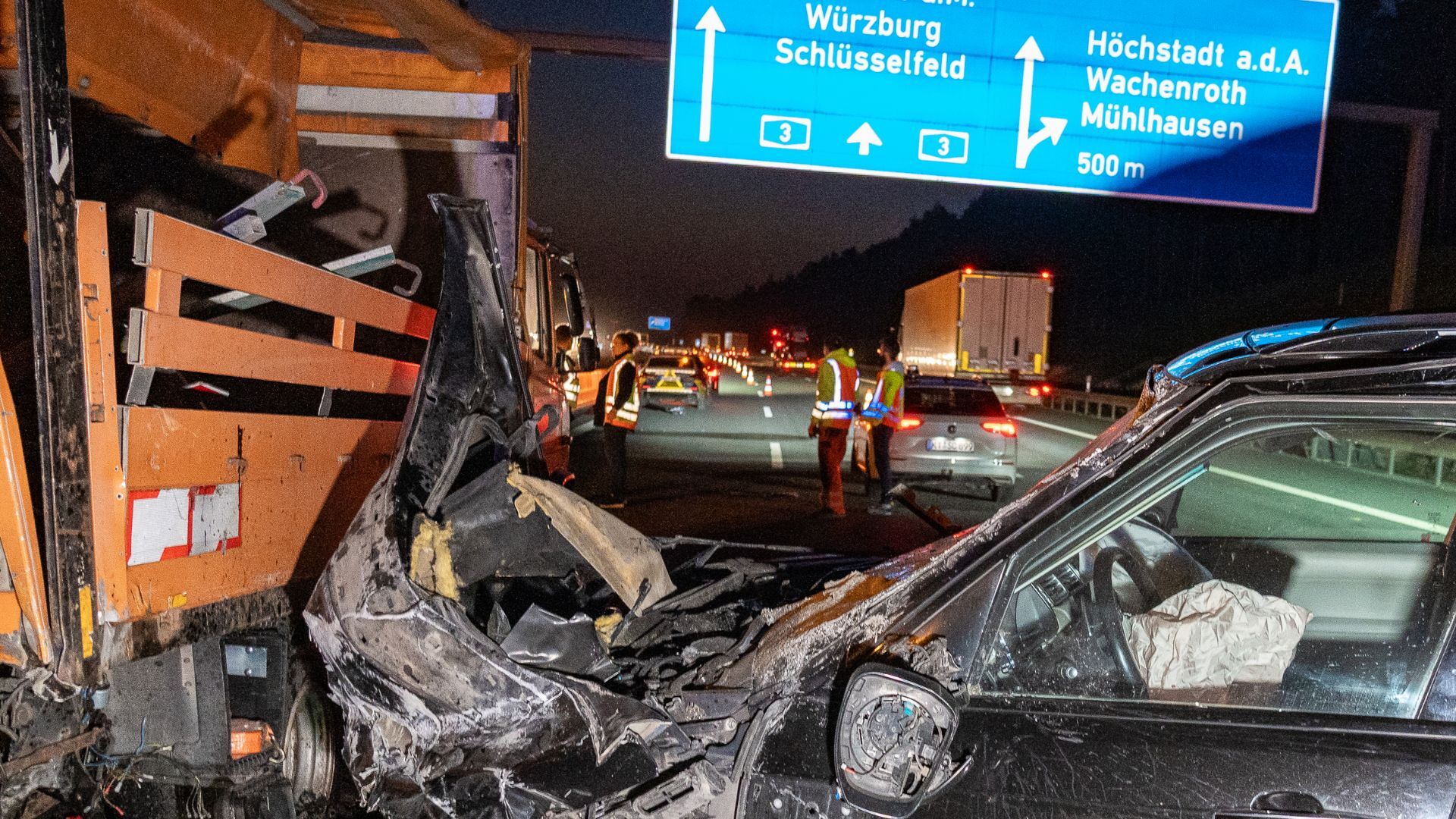 Land Rover kracht in Warnanhänger
