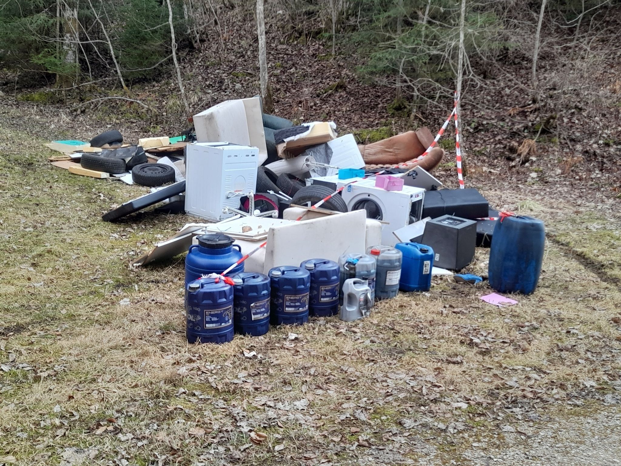 Unbekannte hinterlassen Müllberg und Gefahrstoffe in Wald