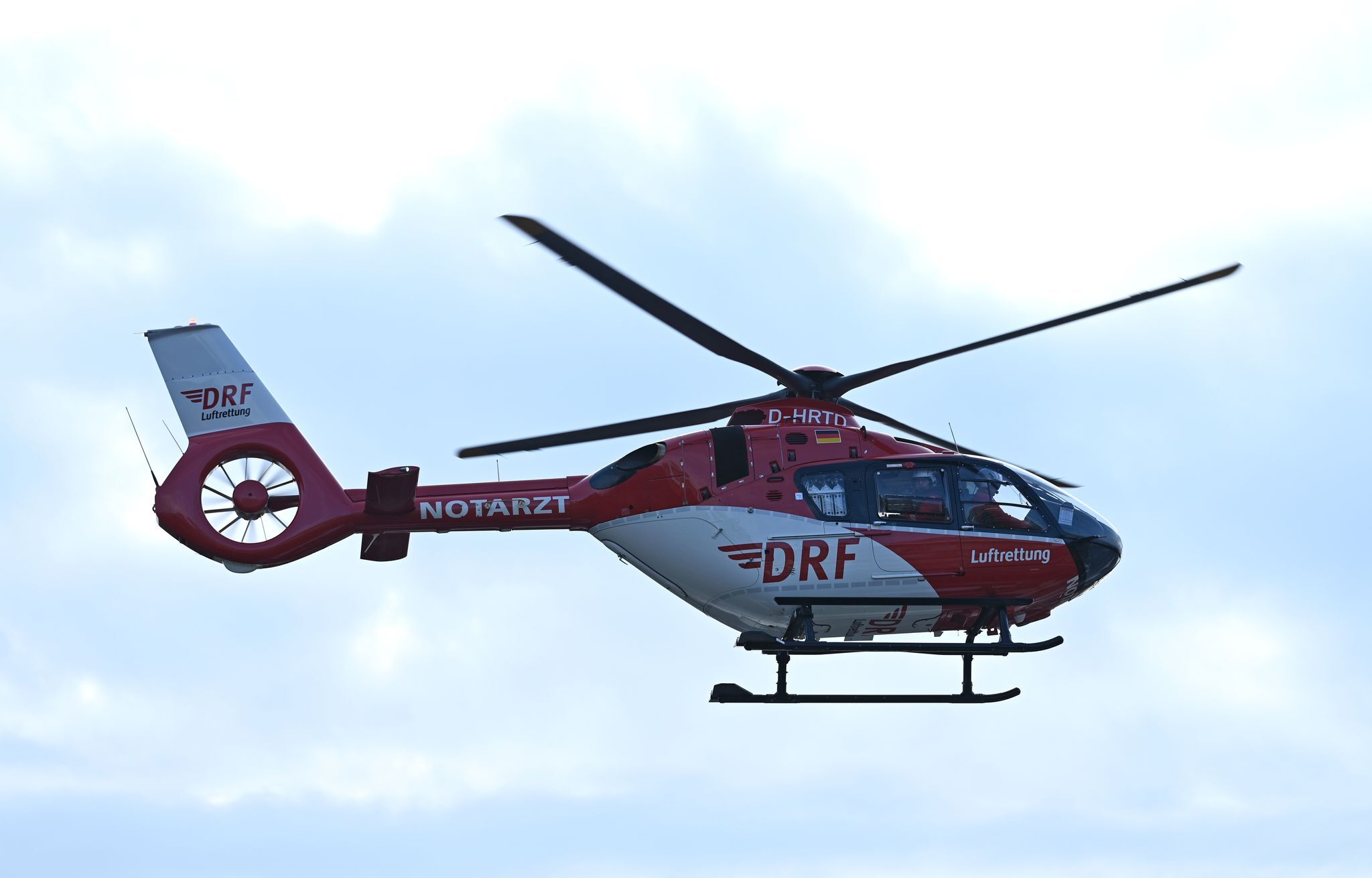 Beifahrerin stirbt bei Unfall – Fahrer schwer verletzt