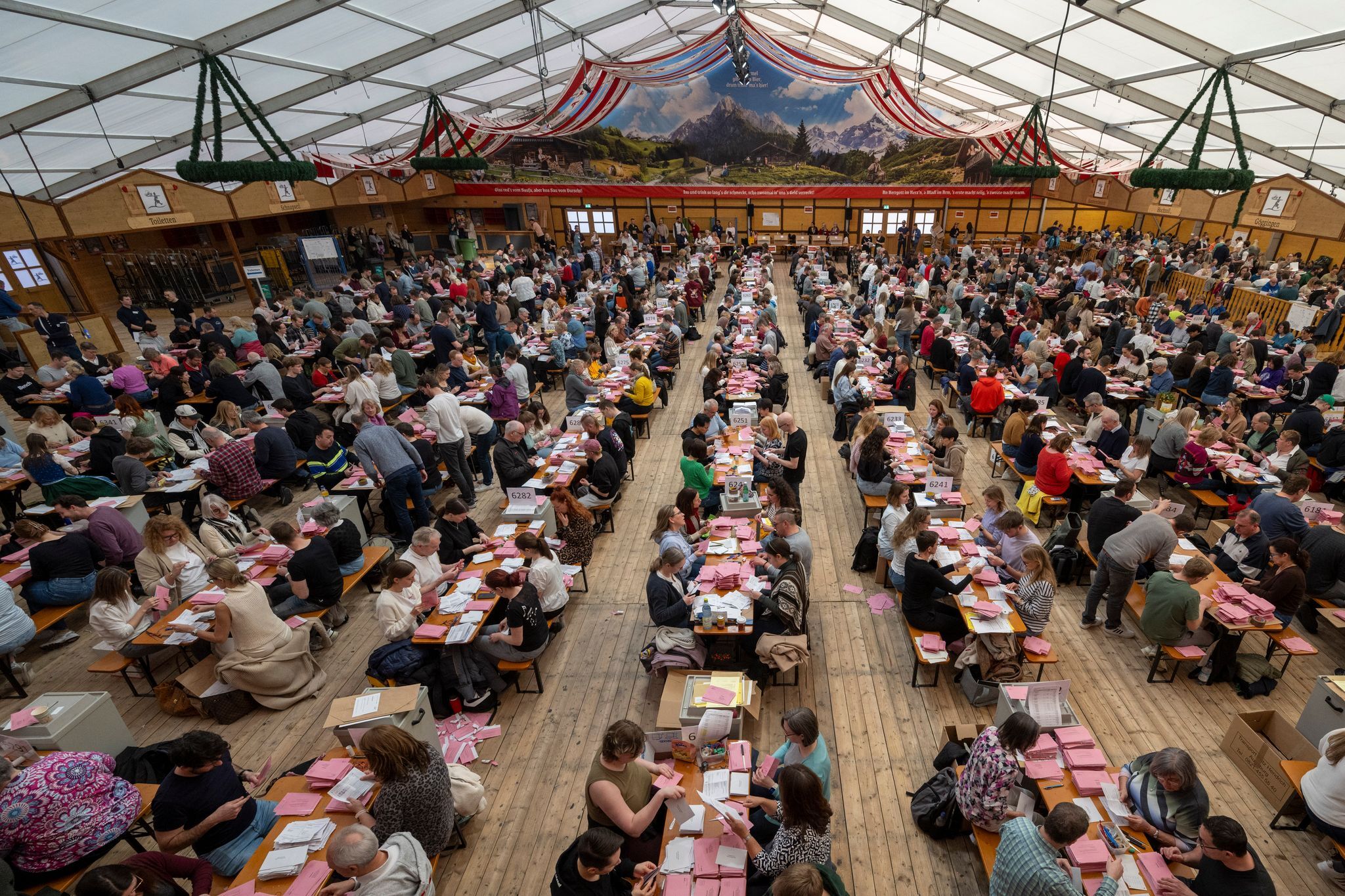 Kein Platz in der Messe – Wahlhelfer ziehen ins Bierzelt