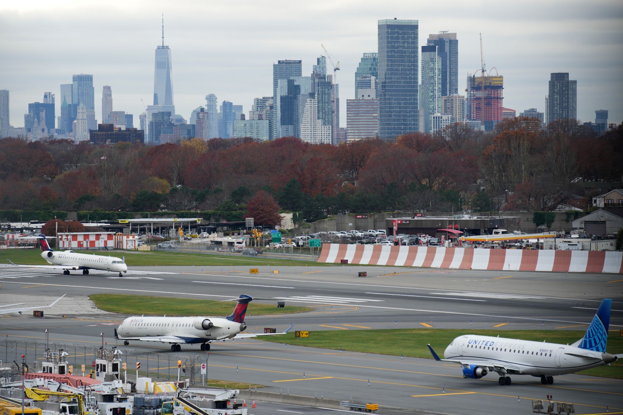 Berichte: Flugzeug kollidiert in New York mit Fahrzeug