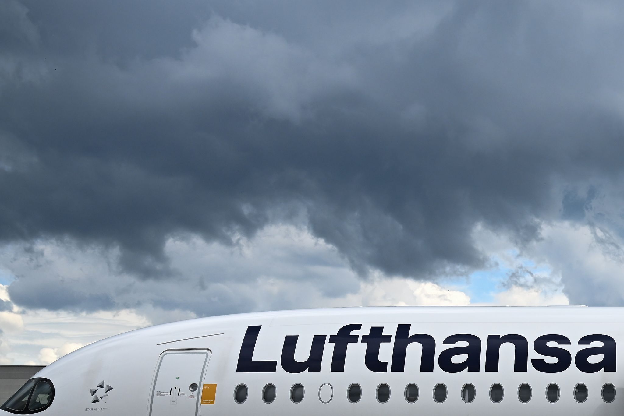 Bugfahrwerk knickt ein – Verletzte am Frankfurter Flughafen