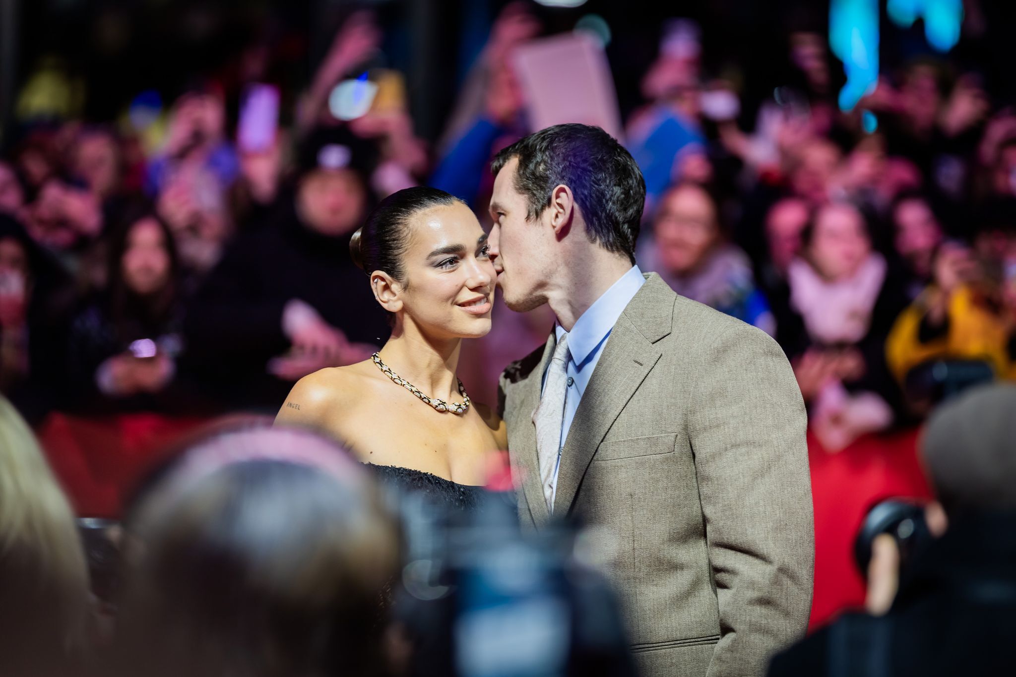 Dua Lipa ganz in Weiß – Party auf Sizilien läuft
