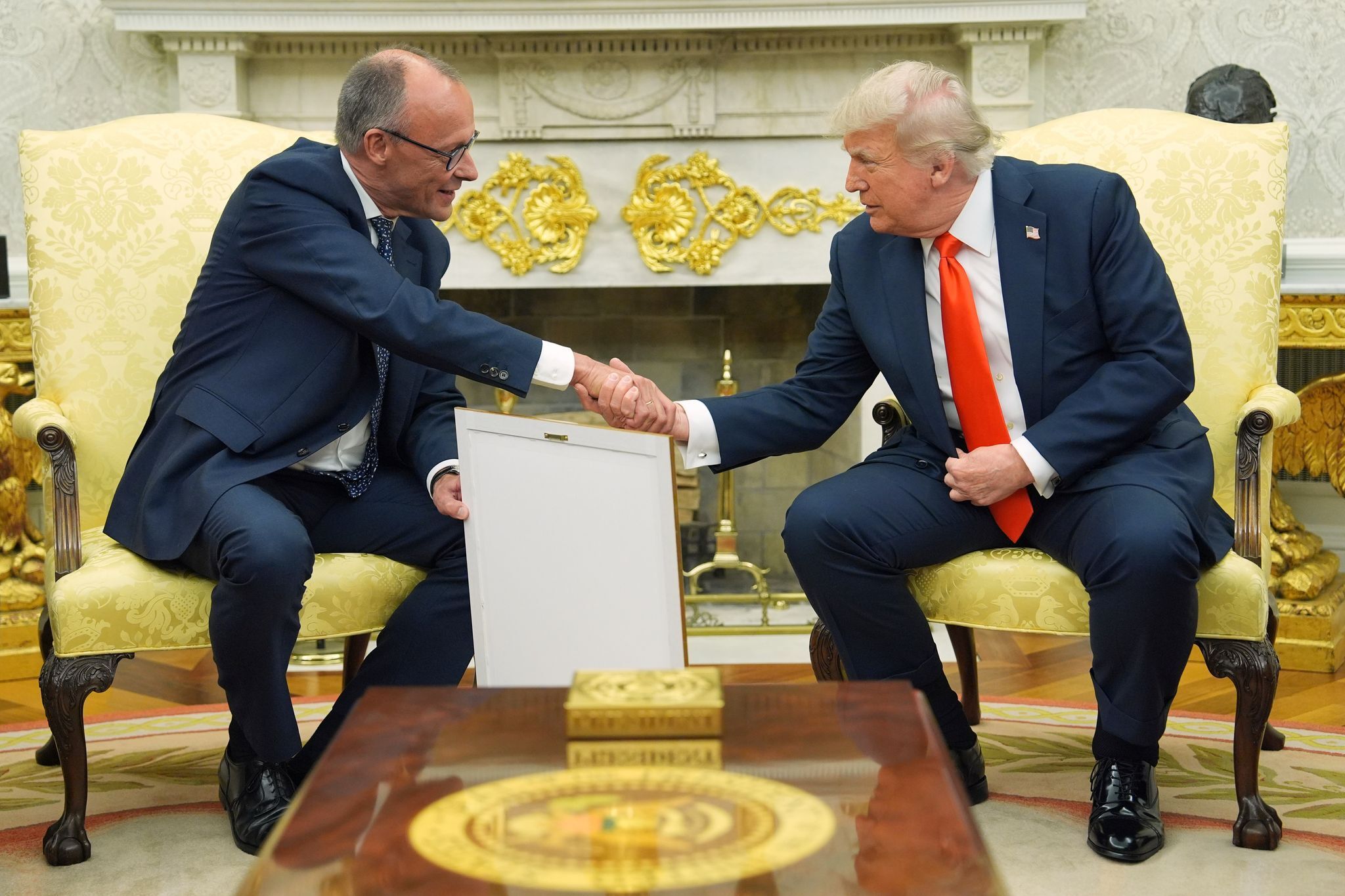Trump bekommt Geburtstagsgeschenk von Merz