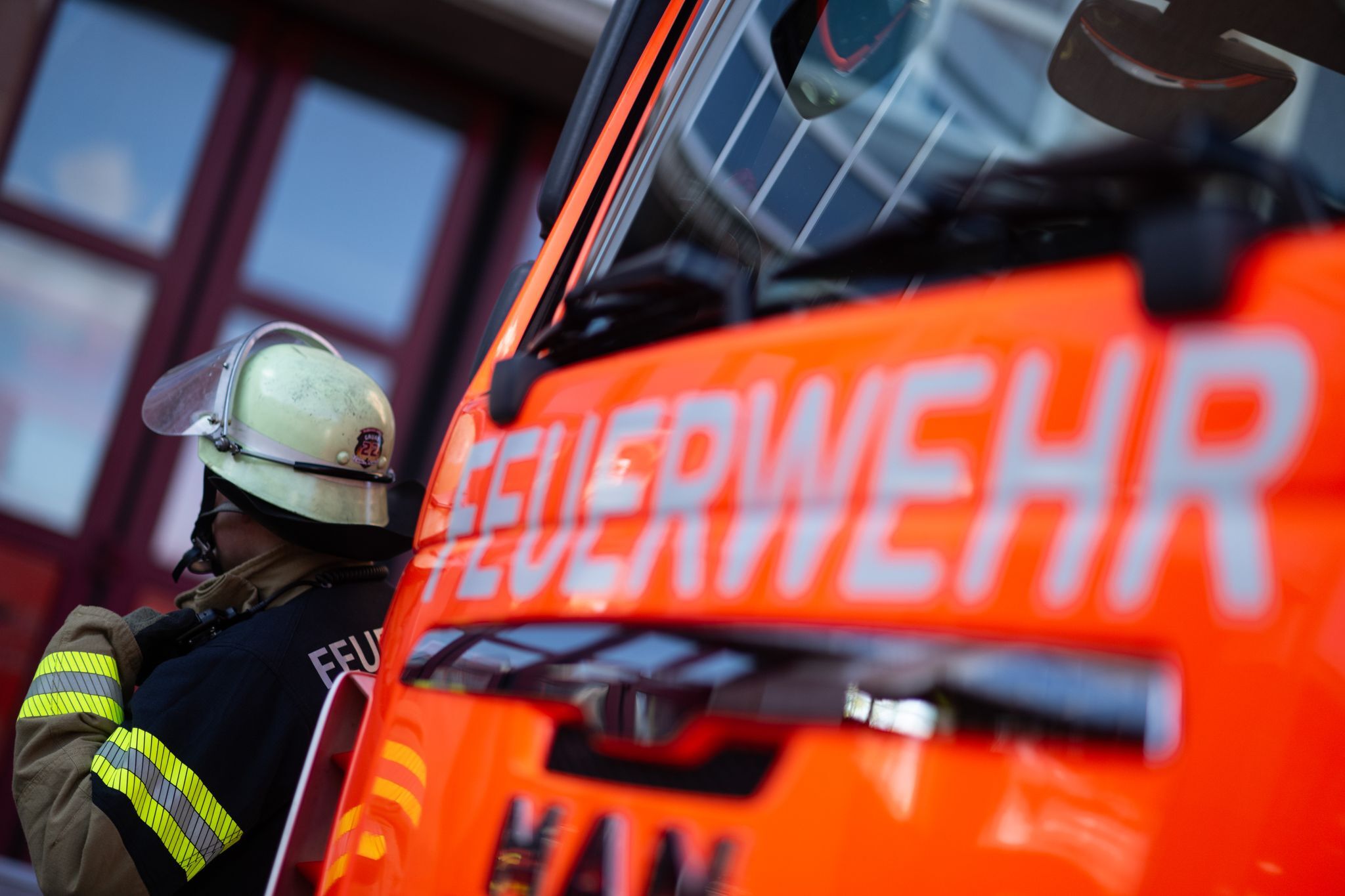 Leerstehendes Haus in Flammen – Feuerwehr warnt Bevölkerung