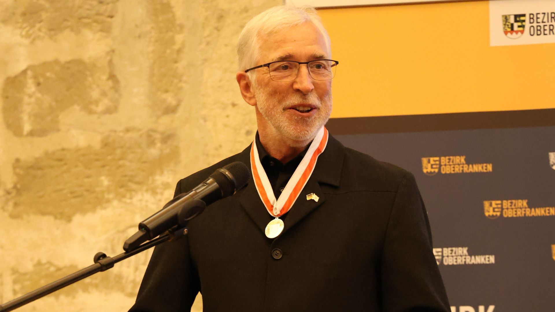 Streit um Auszeichnung: Kritik an Bezirksmedaille für Michael Genniges