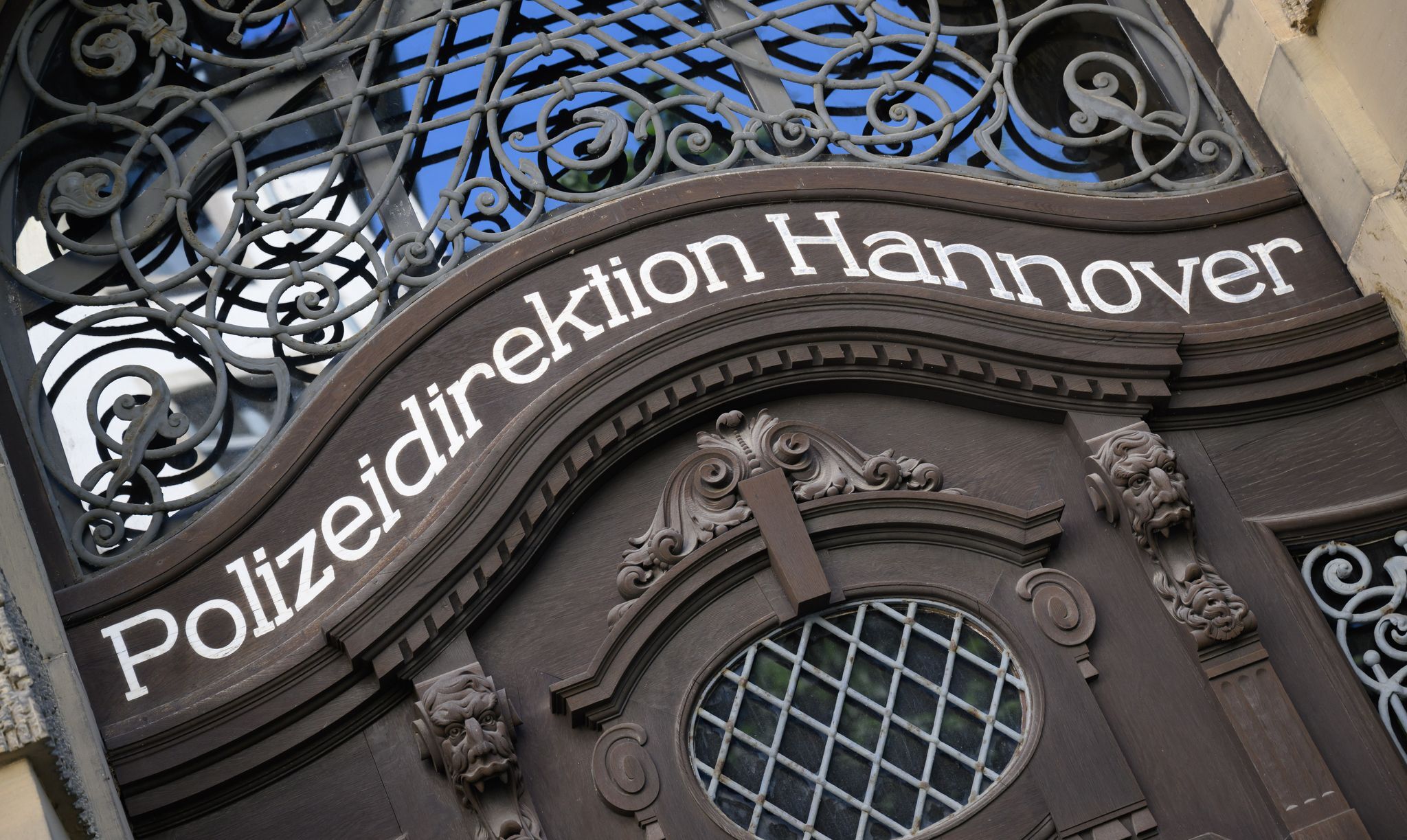 Fünf Polizisten in Hannover vorläufig des Dienstes enthoben