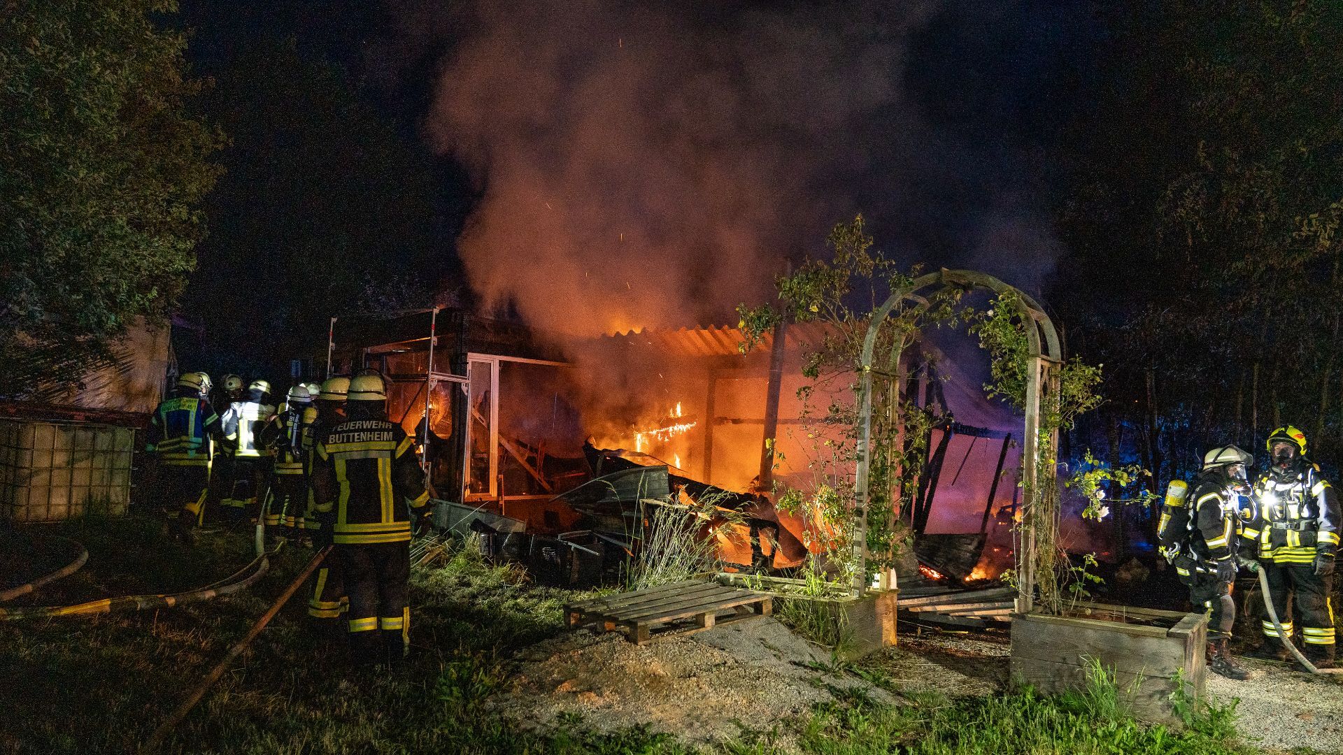 Gartenlaube und Scheune bei Seigendorf in Flammen
