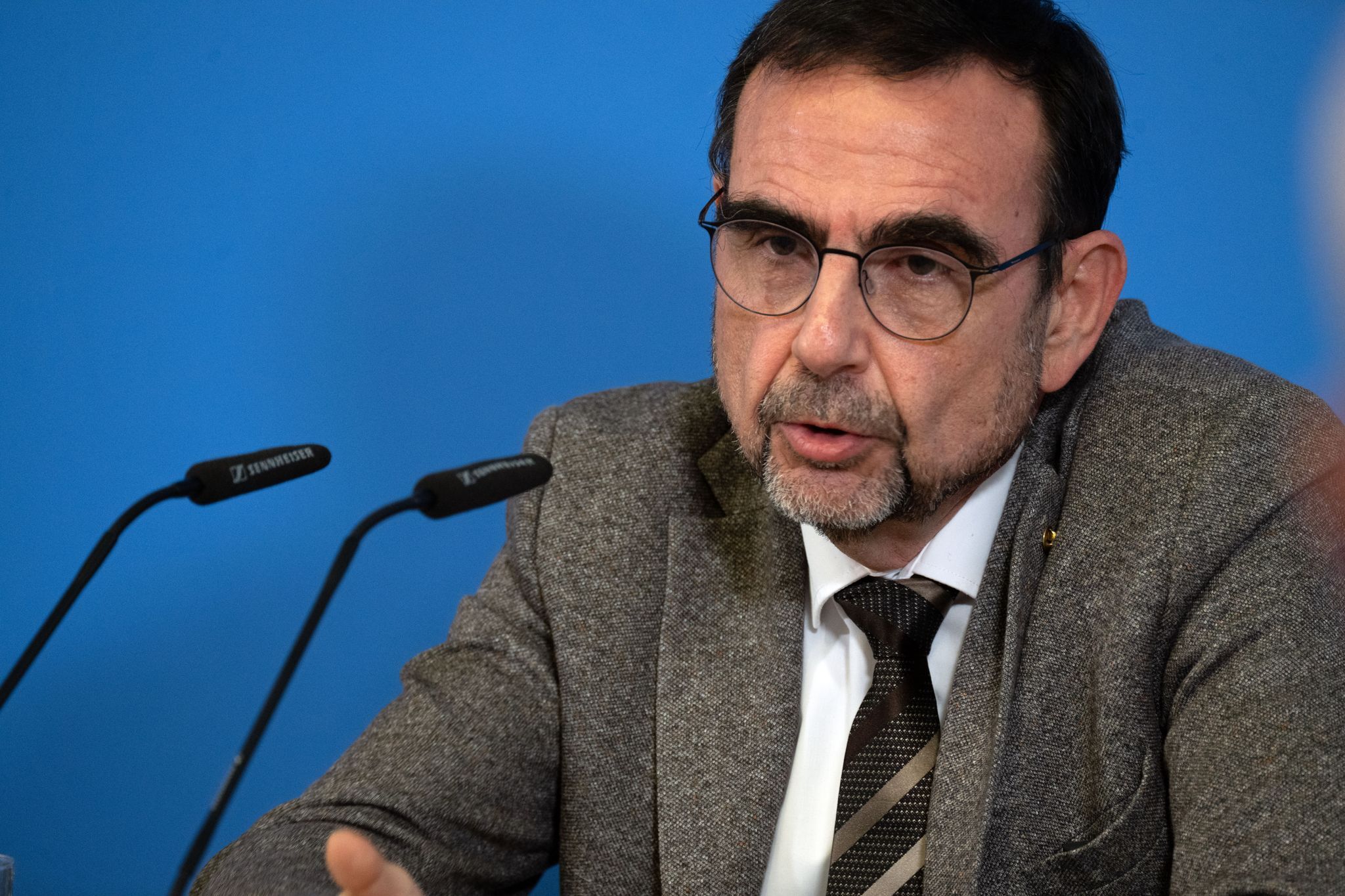 Holetschek will schwedisches Modell für Pflegekassen