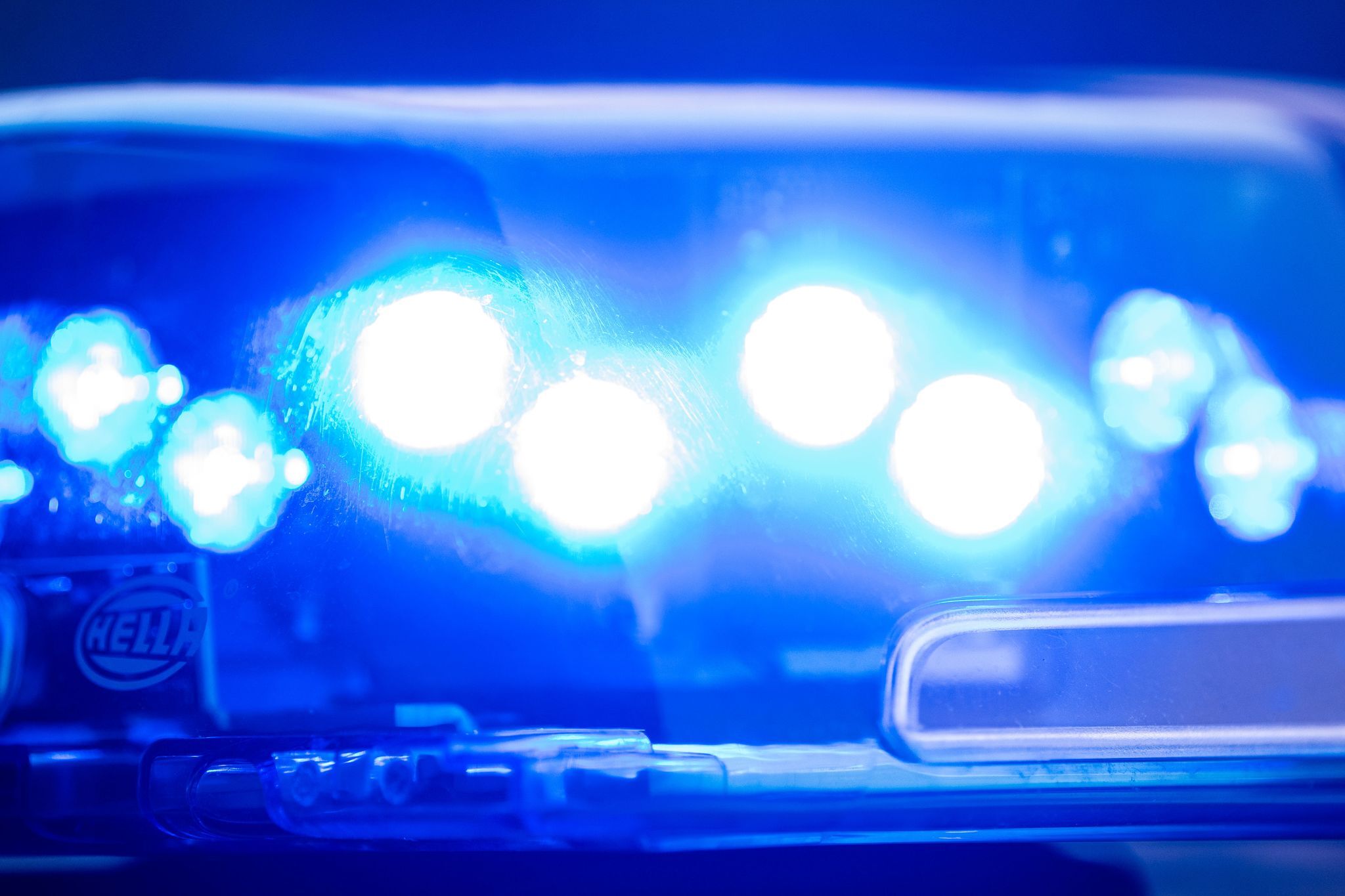 Senior schlägt Scheibe in falscher Haustür ein