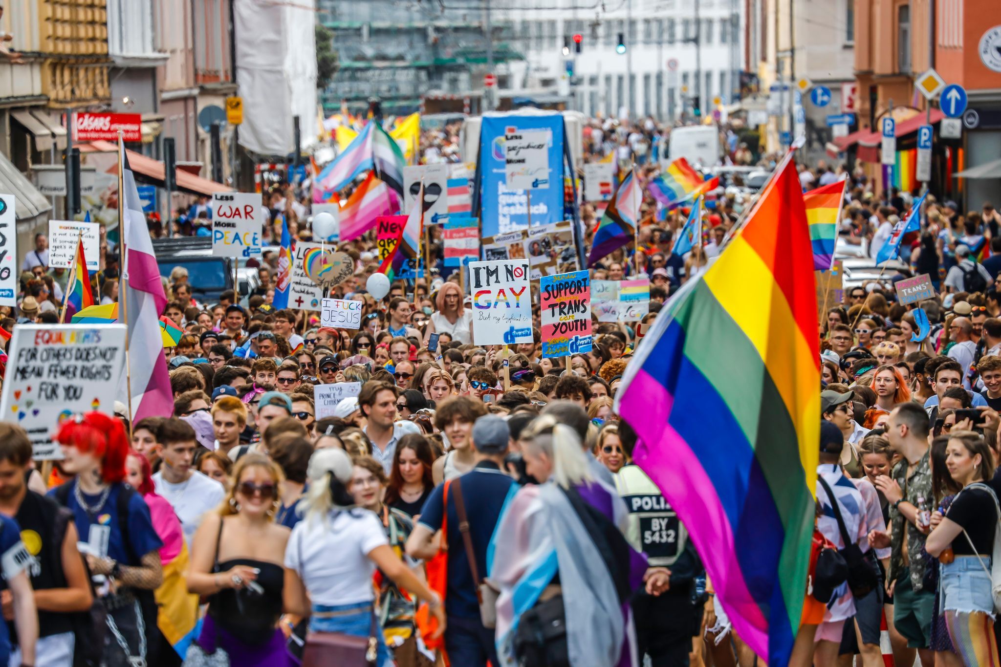 Christopher Street Day mit großer Parade und Straßenfest