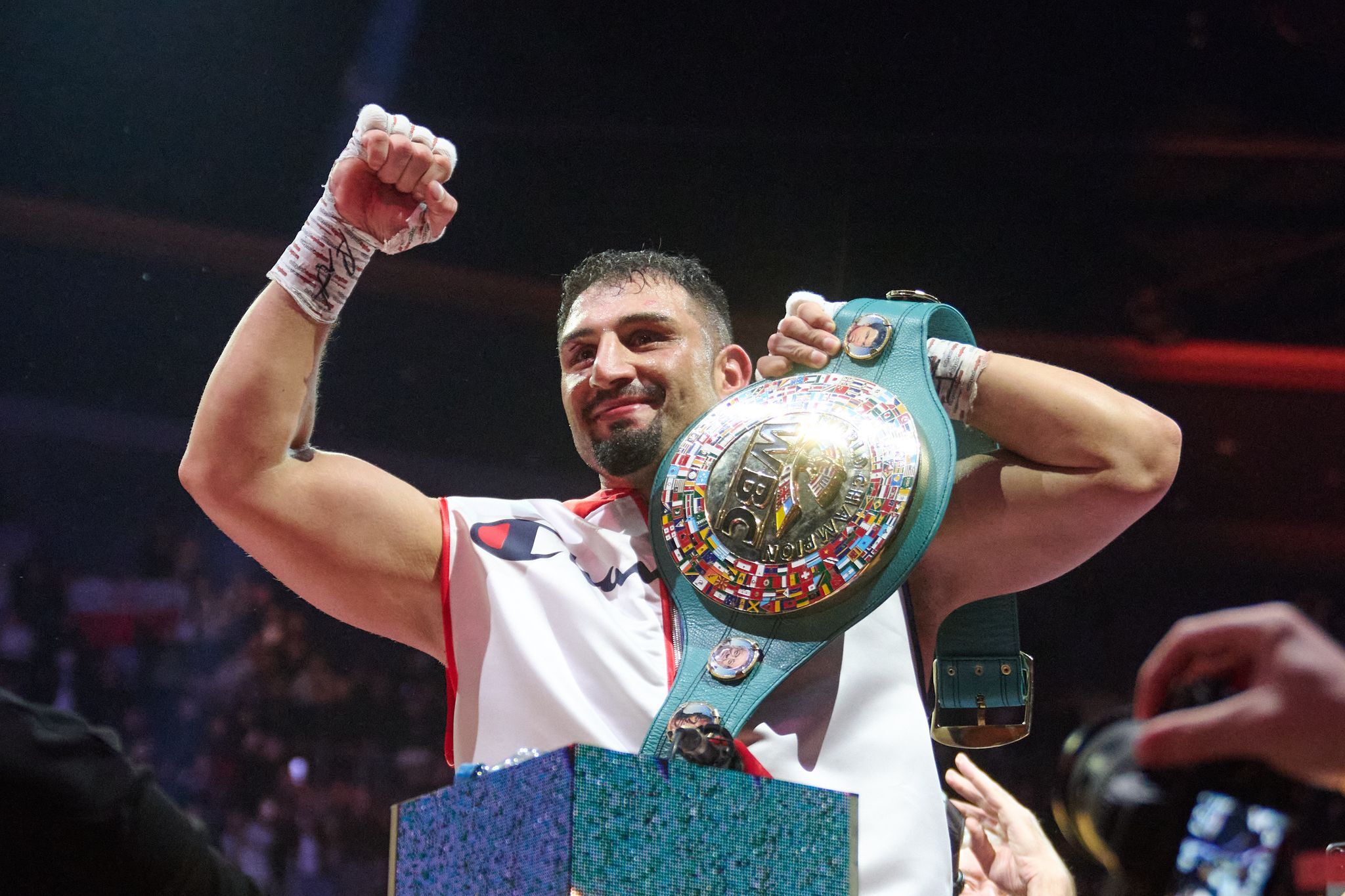 Schwergewichts-Weltmeister: Boxer Kabayel jubelt über Titel