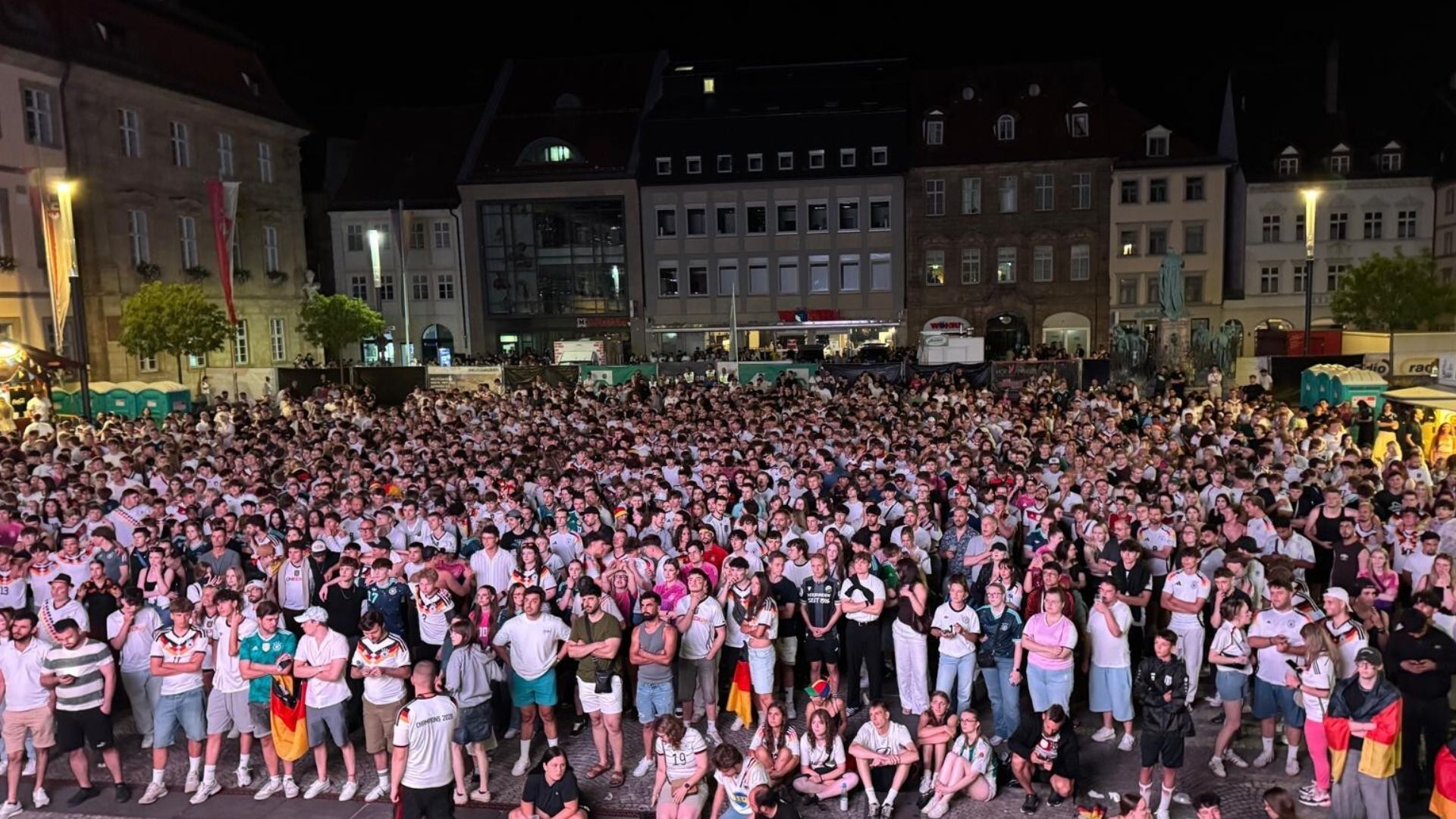 Fans auf dem Bamberger Maxplatz fiebern bei WM-Aus mit