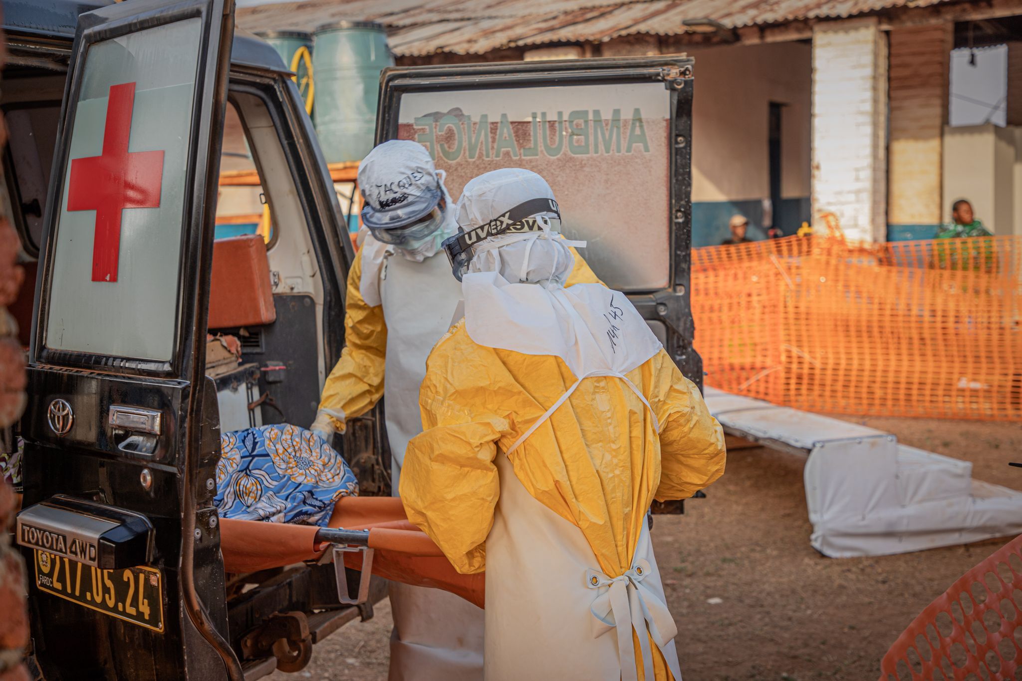 Ebola-Zentrum im Kongo von Anwohnern niedergebrannt