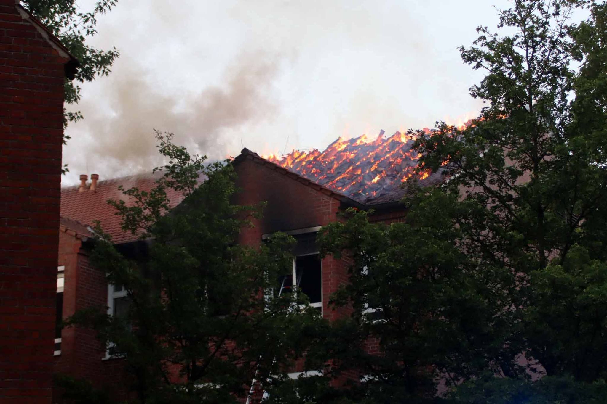 Zwei Tote bei Dachstuhlbrand in Krankenhaus: Viele Verletzte