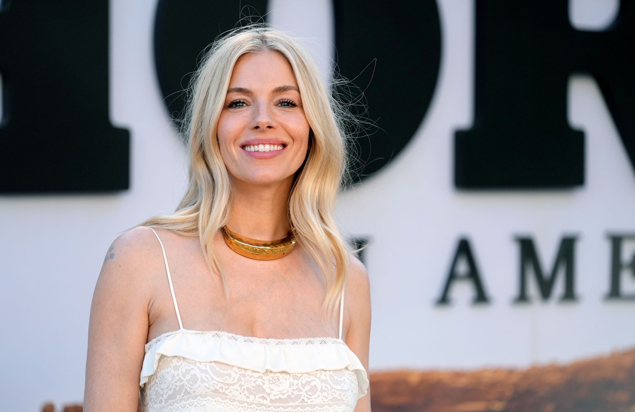 Sienna Miller teilt erstes Foto von drittem Kind