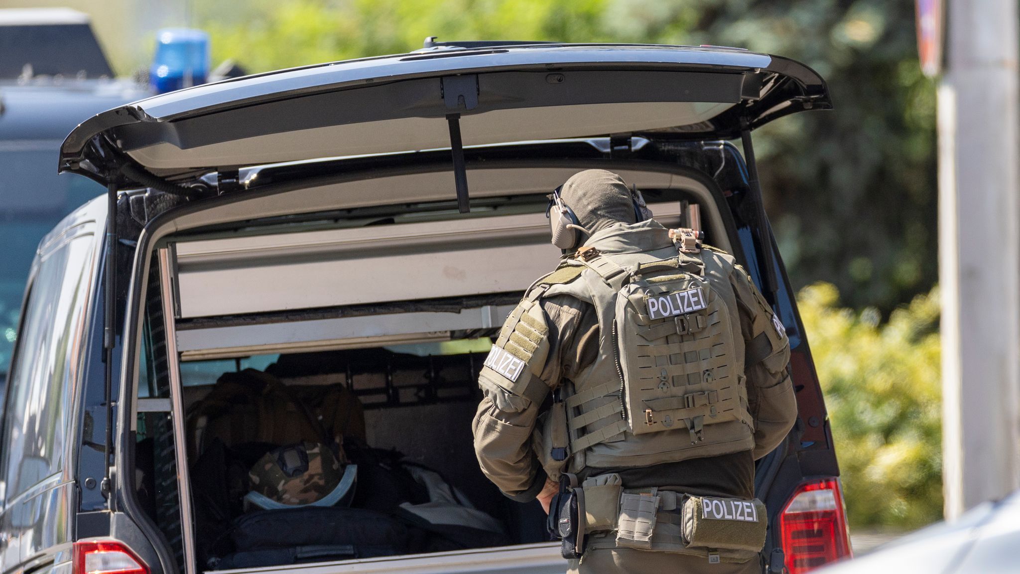 Mit einem Schwert bedroht: Spezialeinsatzkommando im Einsatz