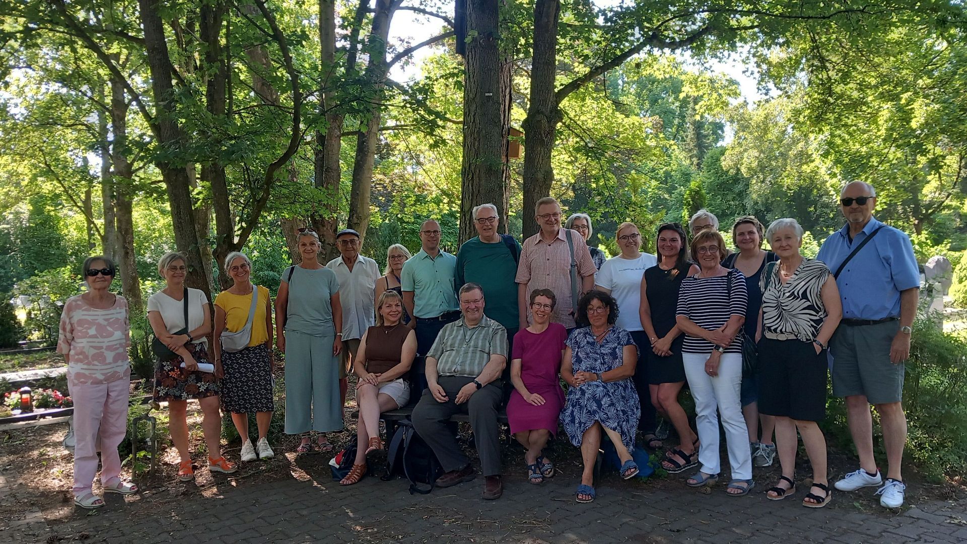 Neues „Plauderbänkla“ auf dem Friedhof in Forchheim lädt zum Gespräch ein
