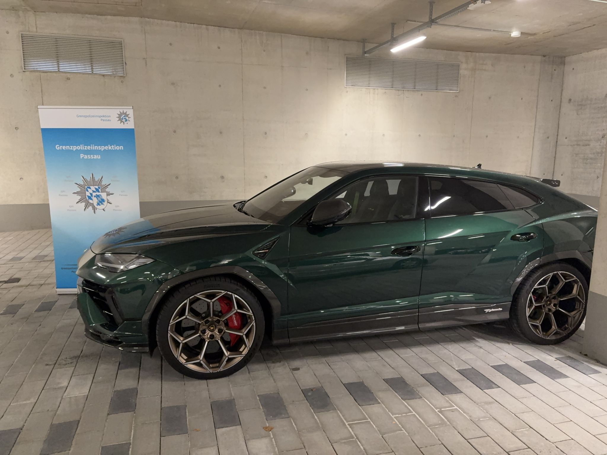 Kontrolle auf A3: Sportwagen, Uhren und Münzen beschlagnahmt