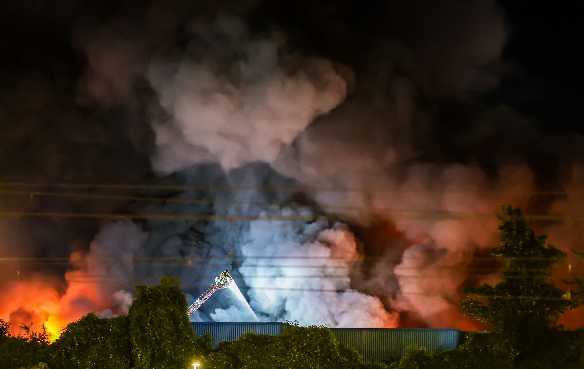 Größter Einsatz seit Jahren: Brand in Stuttgarter Großmarkt