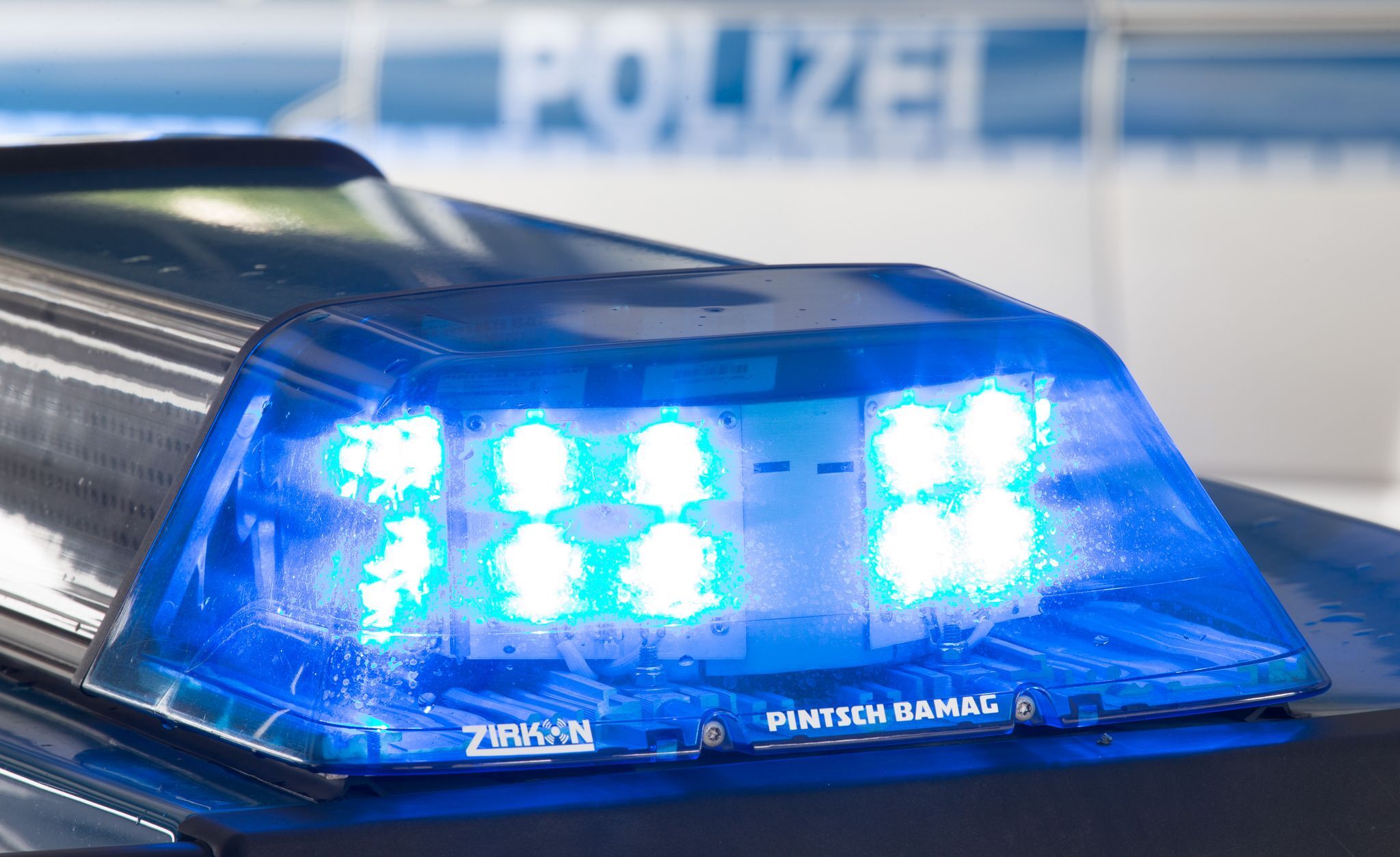 Fleischtransporter kippt um – Bergung dauert an
