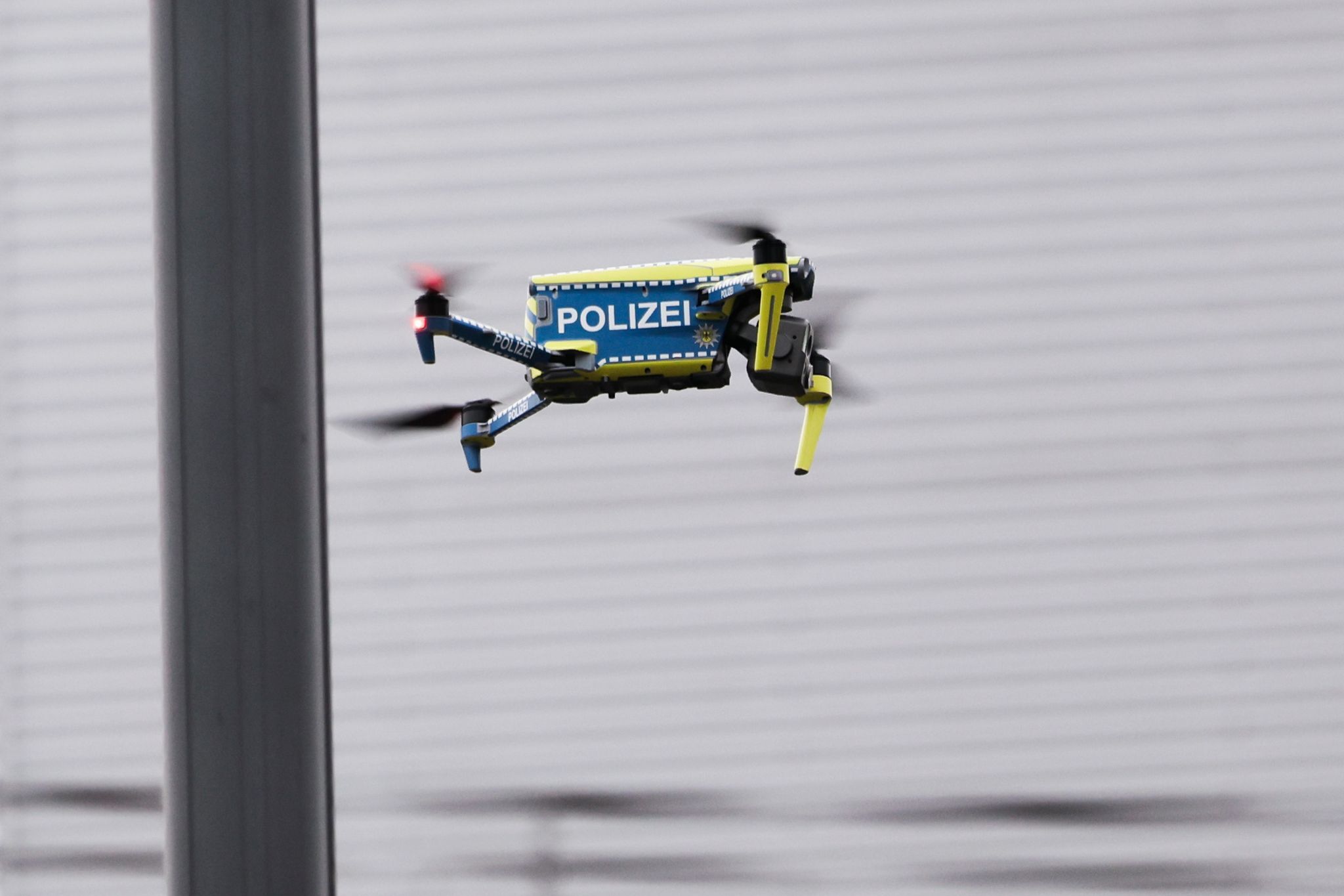 Polizei sucht nach Überfall auf Tankstelle nach den Tätern